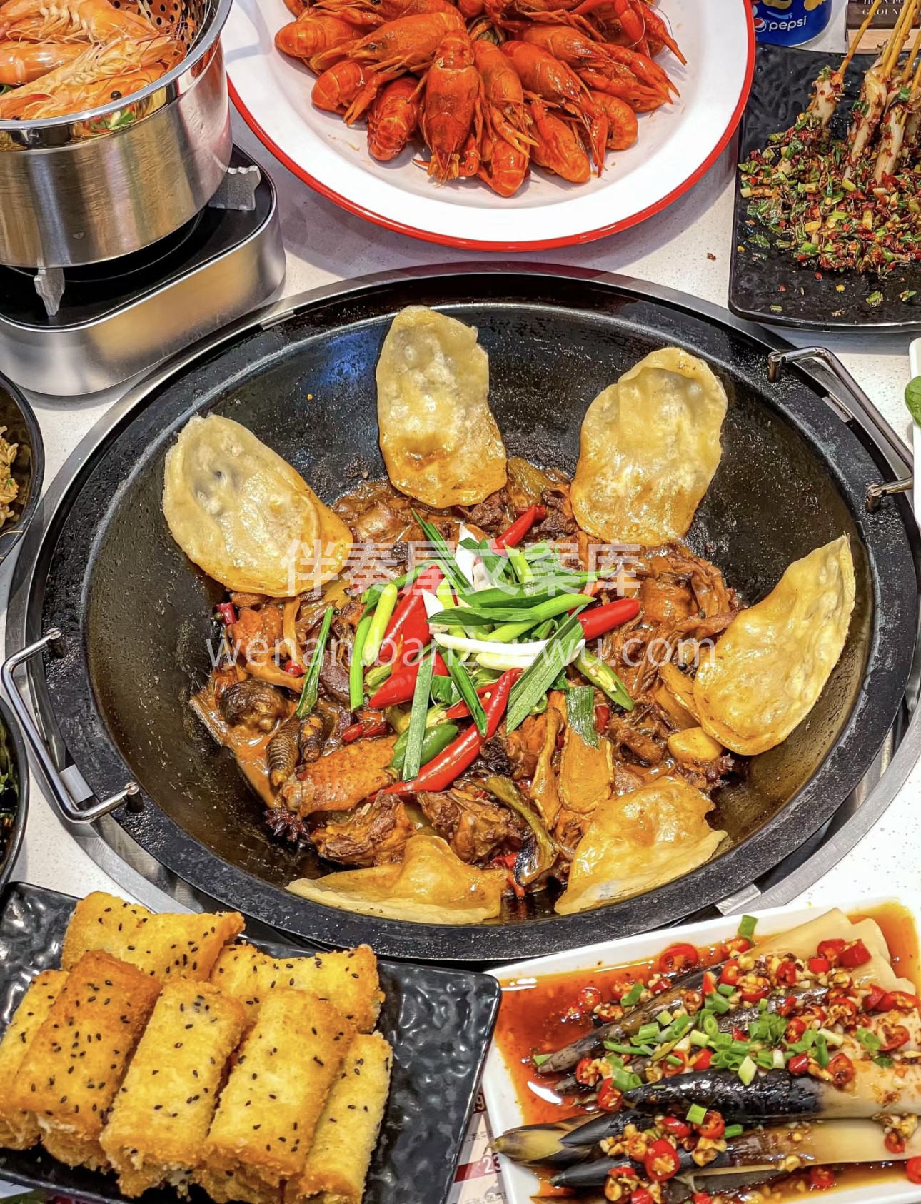 地锅鸡，铁锅炖煮，鸡肉鲜嫩多汁。贴饼沾满 配图3
