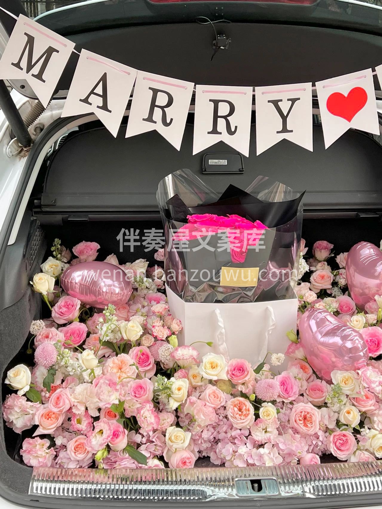 粉色系后备箱惊喜求婚 顾客说“我的女孩值 配图2