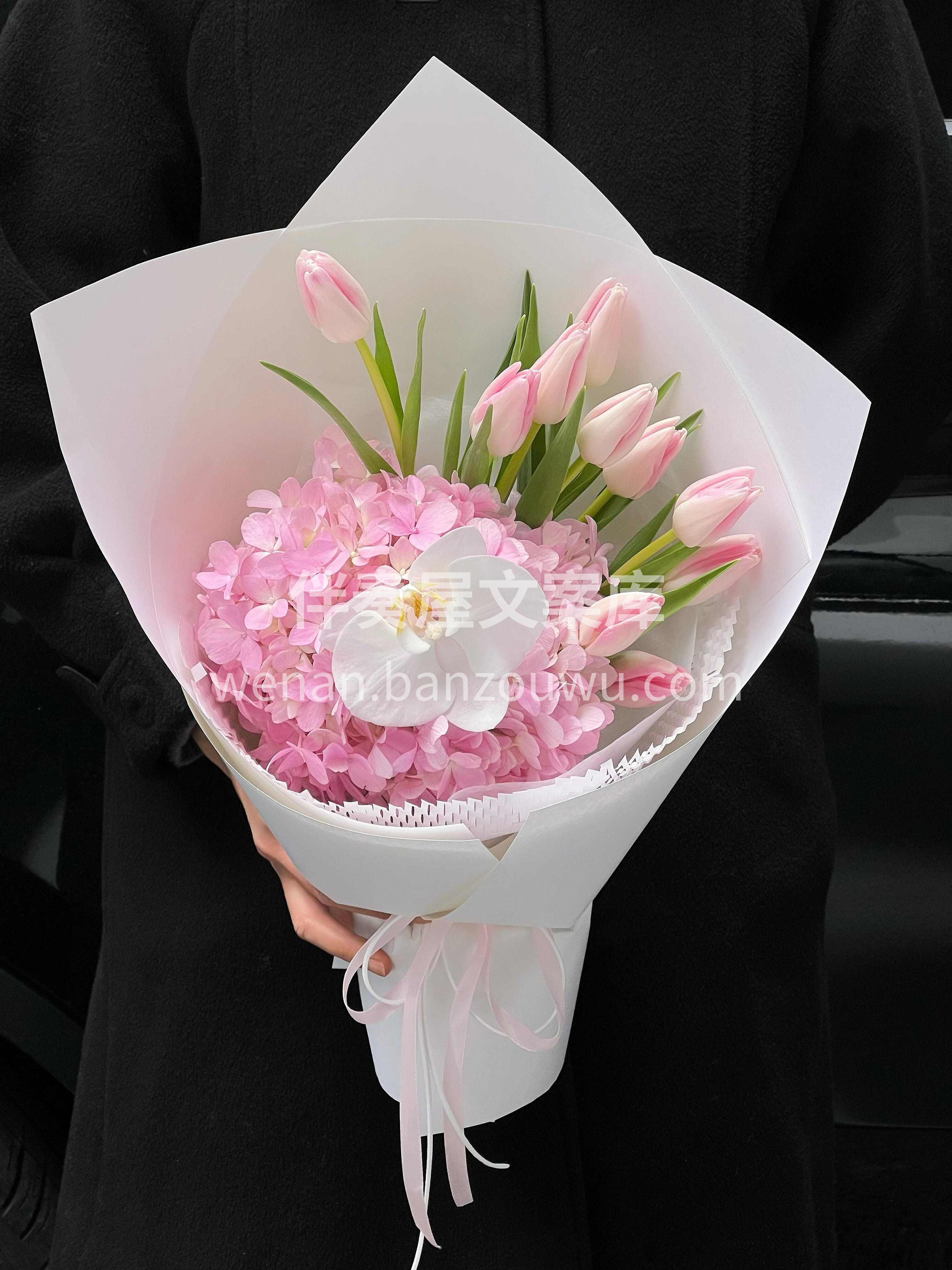粉绣球的温柔🌷遇上郁金香的浪漫 这束花 承包一整个春天的甜🍬 配图1