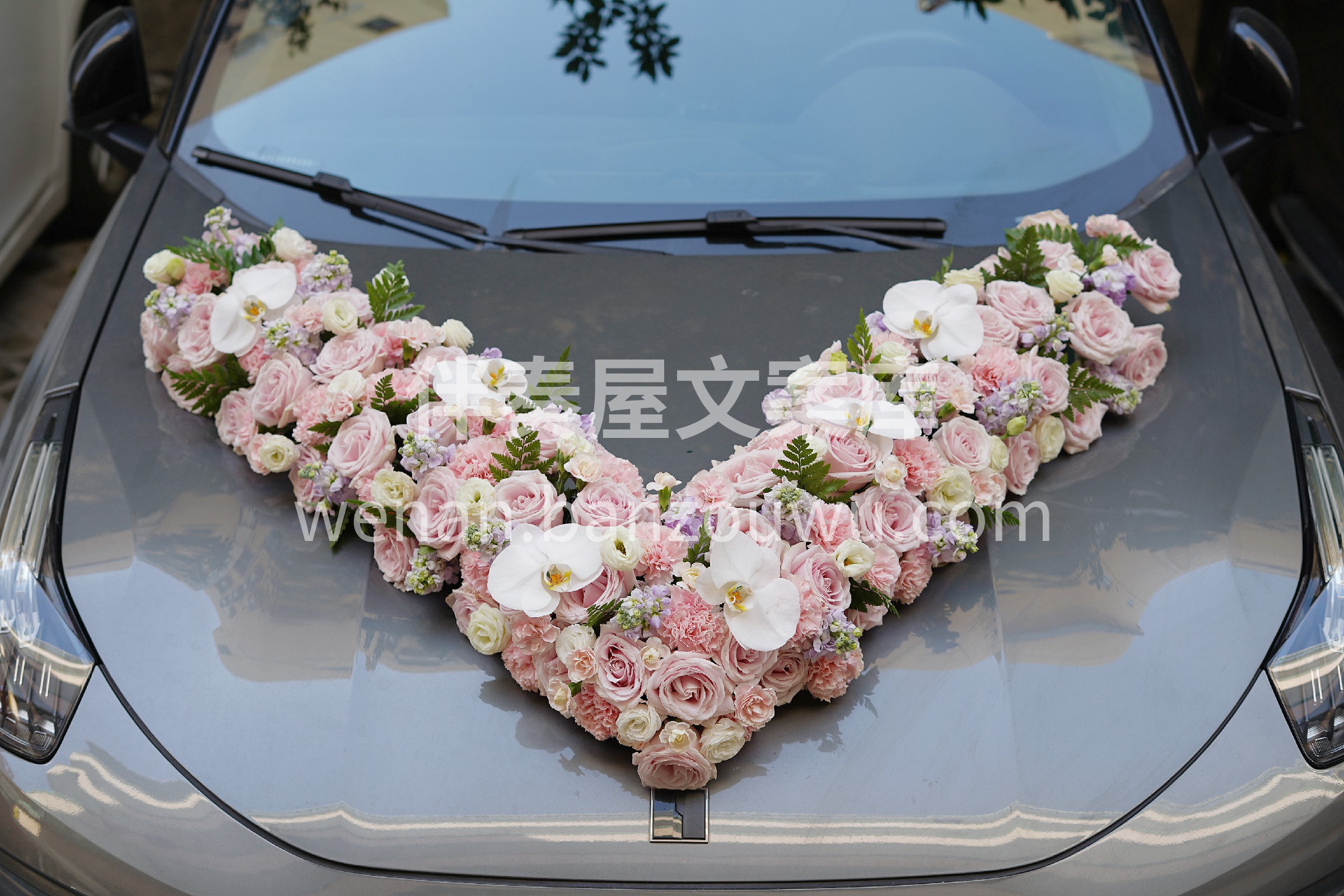 一辆装饰精美的婚车🚗 是婚礼中👰🤵一道亮丽的风景线 当鲜花与 配图2