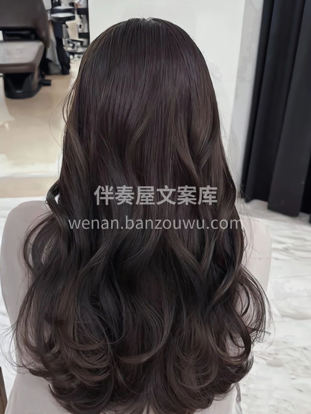 慵懒大波浪发型颜色： 春季染黑茶色很显质