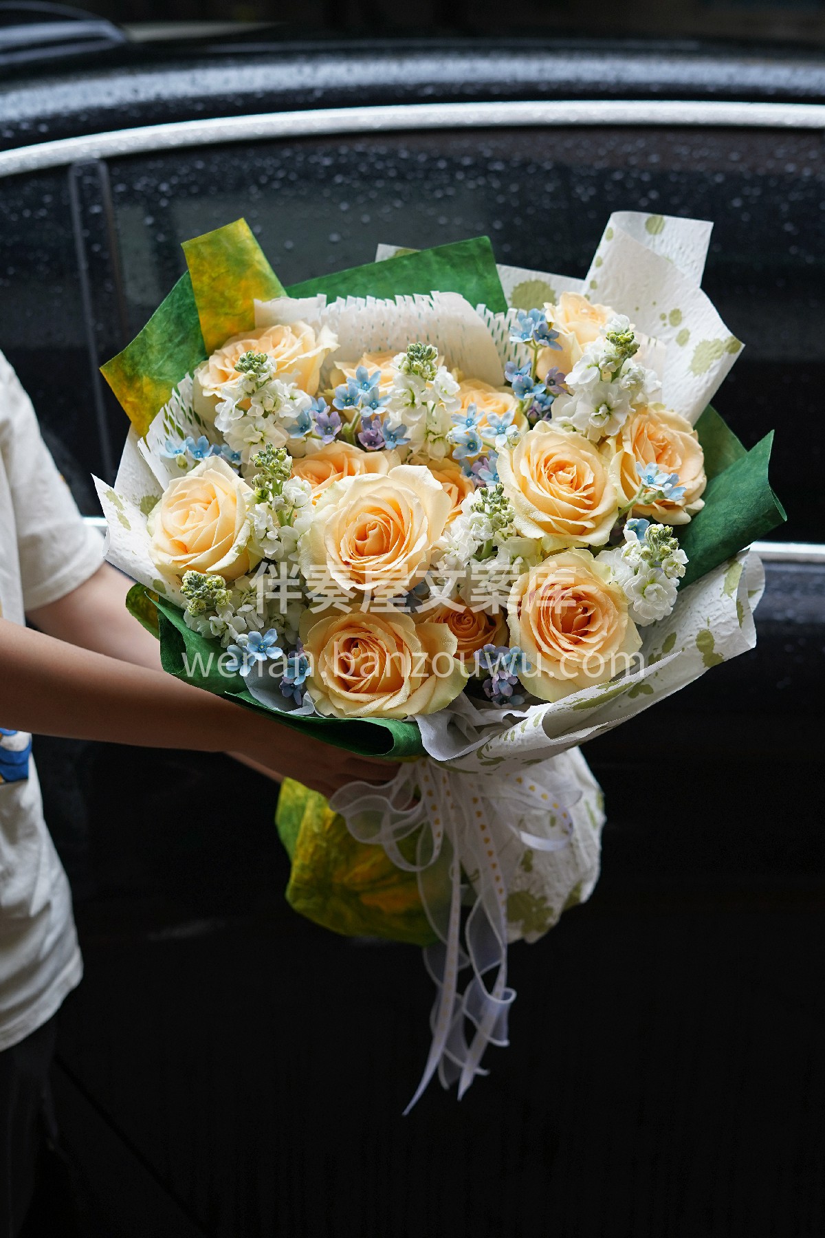 香槟色玫瑰搭配蓝星花点缀🌸 整个花束看起来💐既高贵又浪漫 花 配图1
