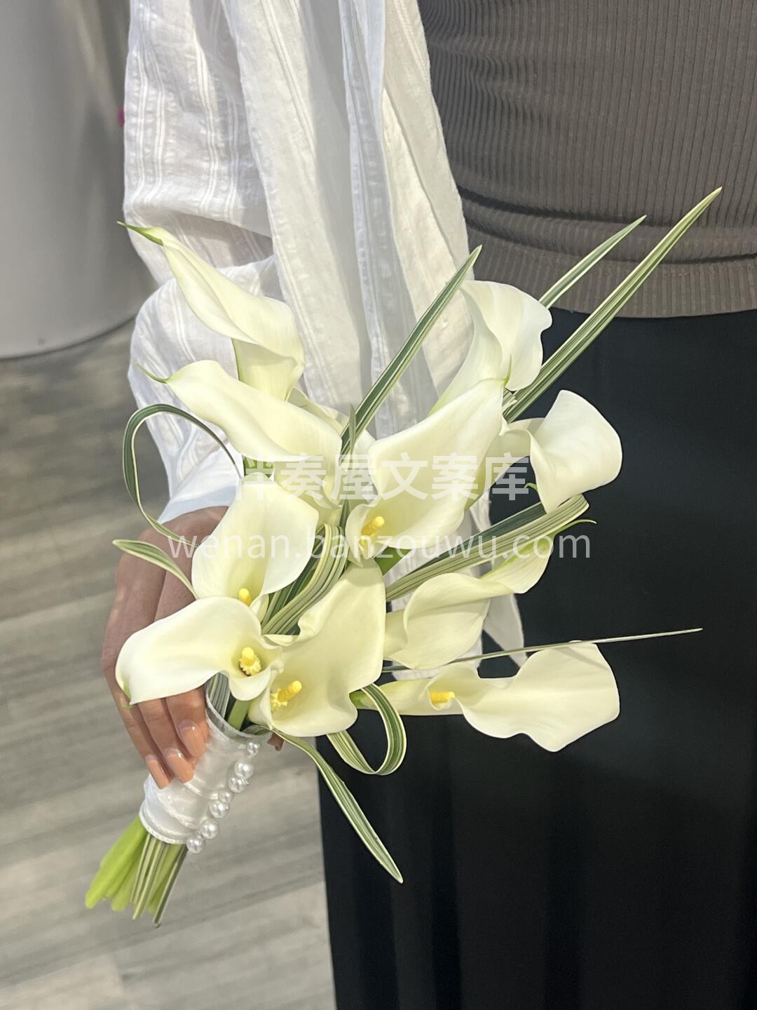 “这一次捧着花🌸 ✨我们慢慢走向未来” #马蹄莲手捧花💐 配图2