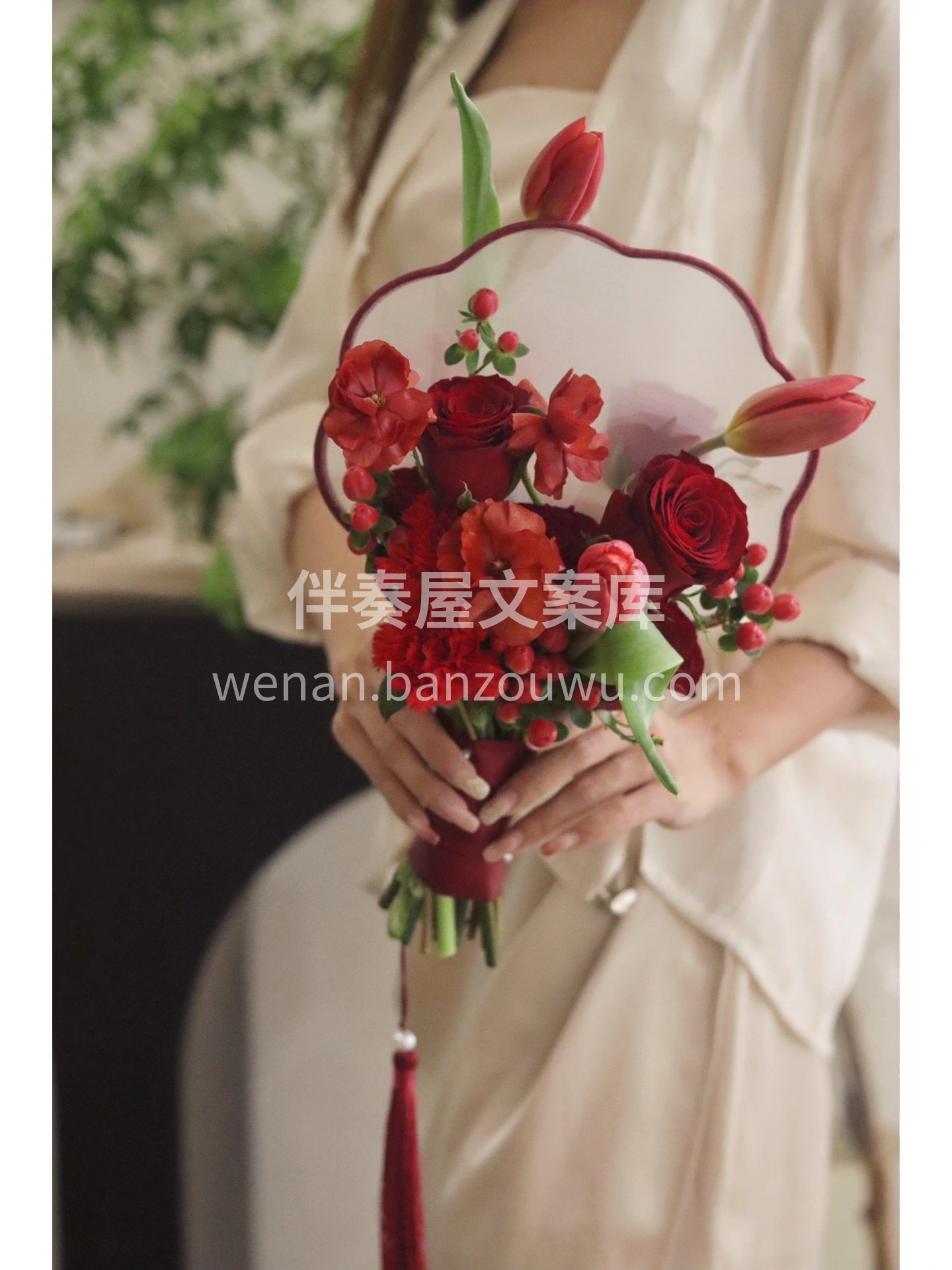 中式团扇手捧花💐 将传统之美融入现代花艺 配图2
