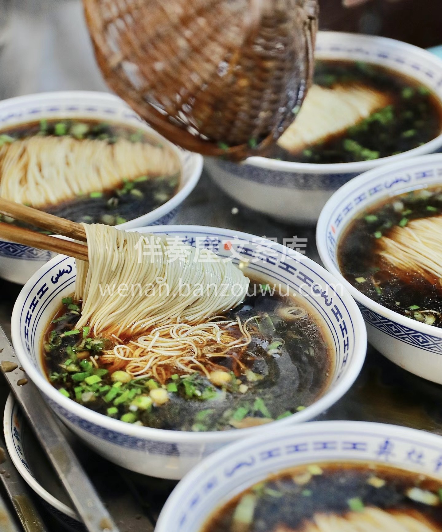 我们的面馆，面条香飘四溢。每一根都饱含心 配图1