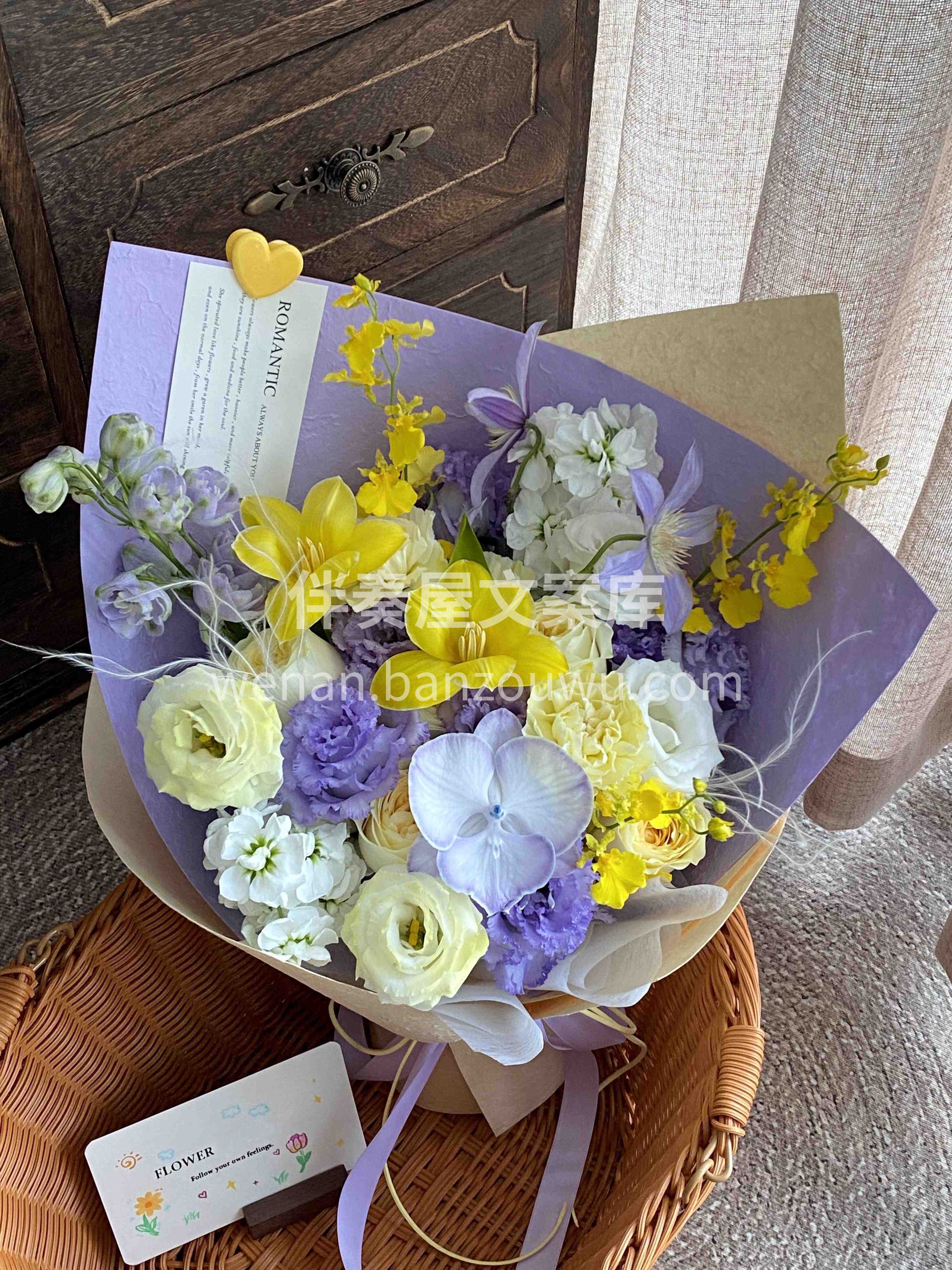 明黄撞碎沉闷💛浅紫晕开温柔💜 一束花的仪式感🎀刚好接住所有细 配图1