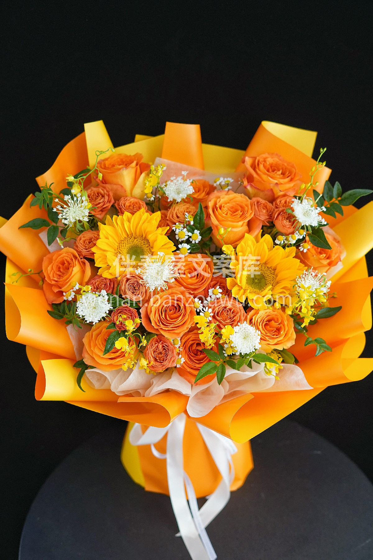 向日葵混搭花束🌻 金黄与橙红交织 ☀似暖阳融雪 日子于花间明 配图1