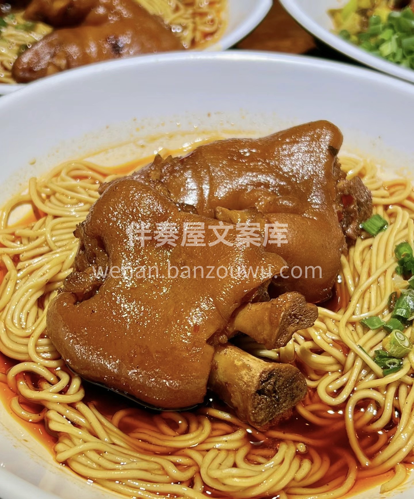 来我们面馆，享受一碗热气腾腾的面。精心制 配图1