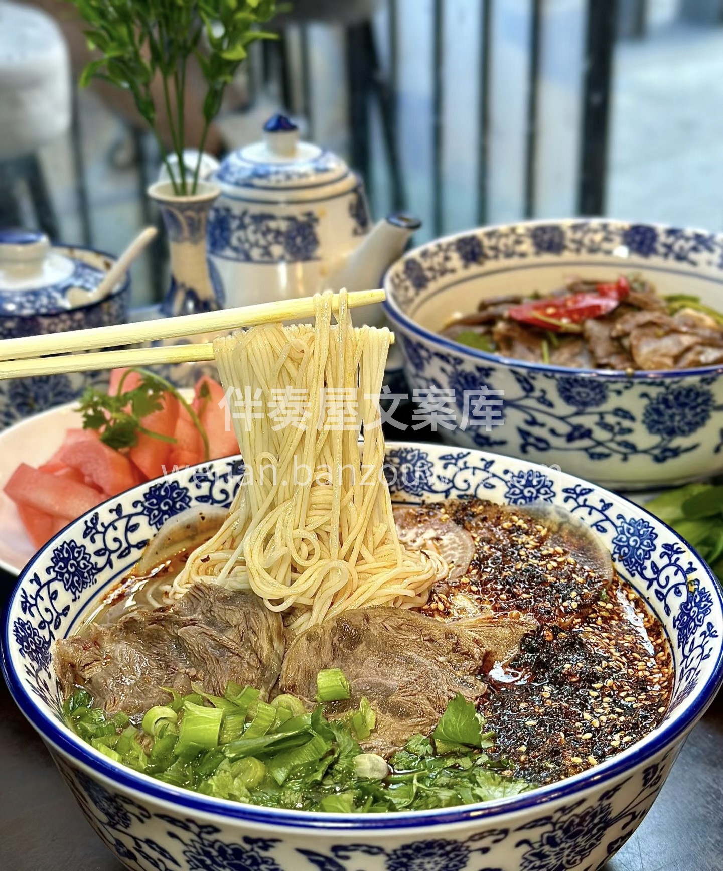 师傅现场手工拉的面，粗细从毛细到大宽都有 配图1