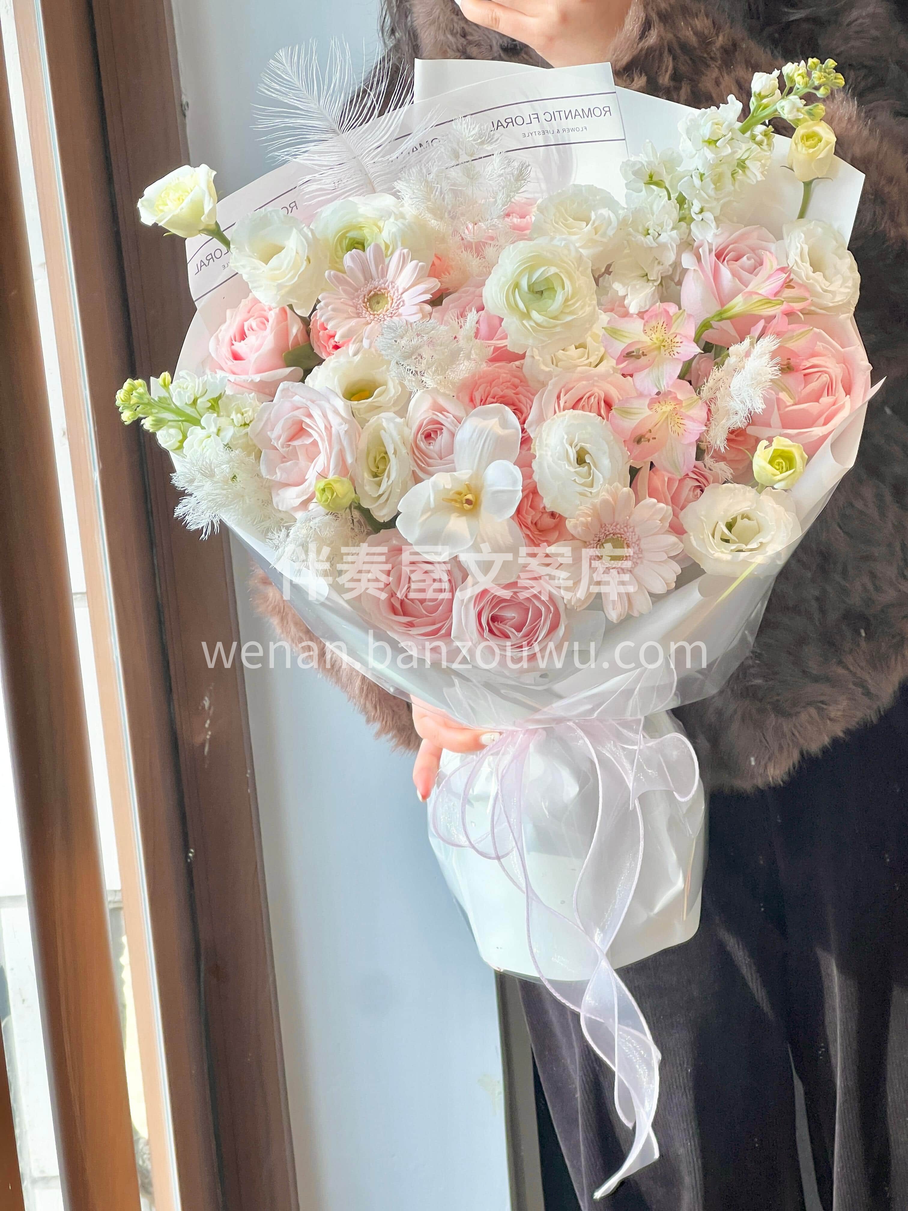 粉色是心动的信号🫧白色是浪漫的底色🌸 把满天星光揉进花束里🌟 配图1