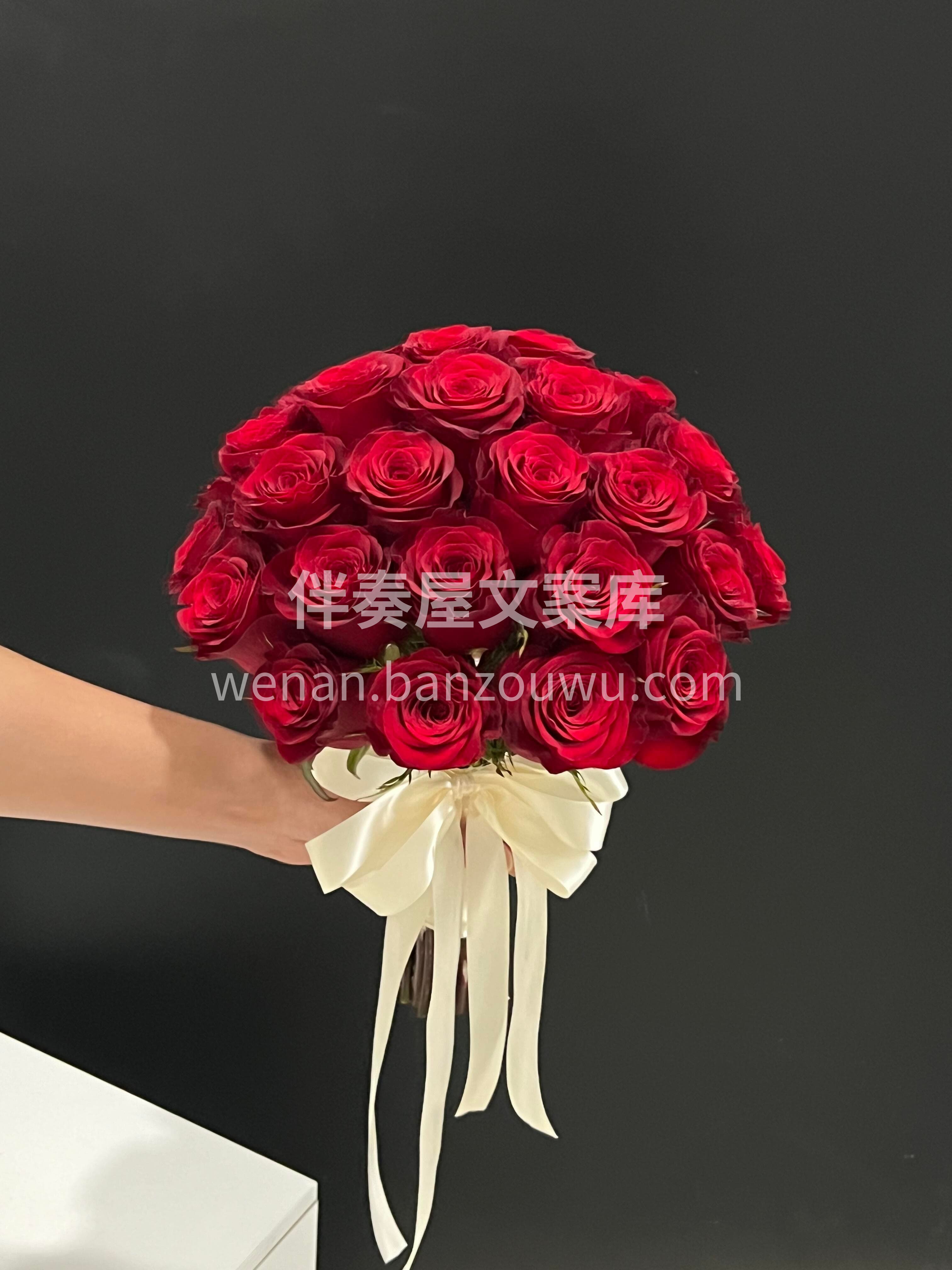 手捧红玫瑰❤️满心都是你 愿以玫瑰为证🌷许你一生温柔🌸 配图1