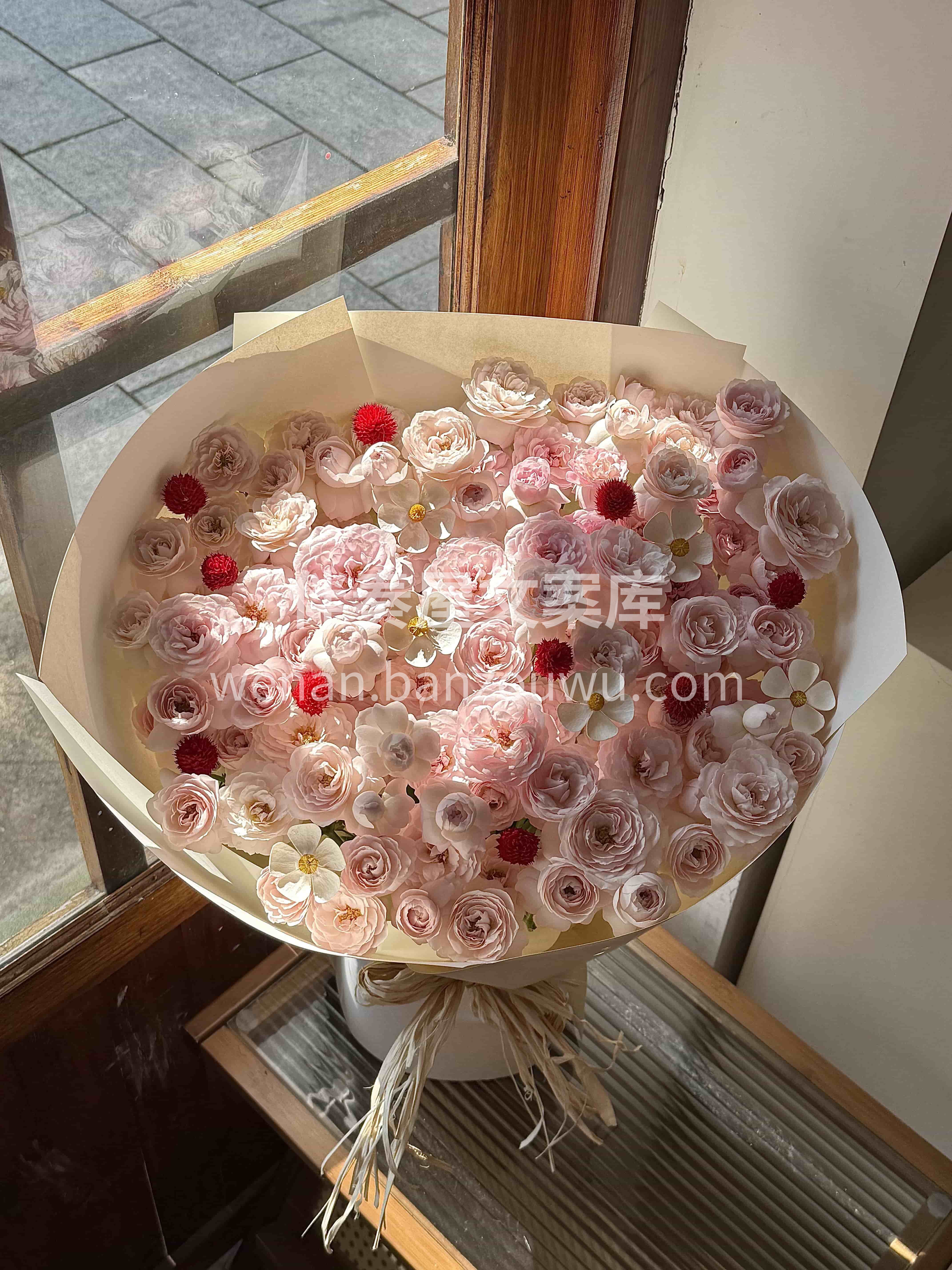 谁懂啊 🌷这束仙子之吻会发光诶✨ 柔光顺着花瓣的纹路漫出来🍓 配图1