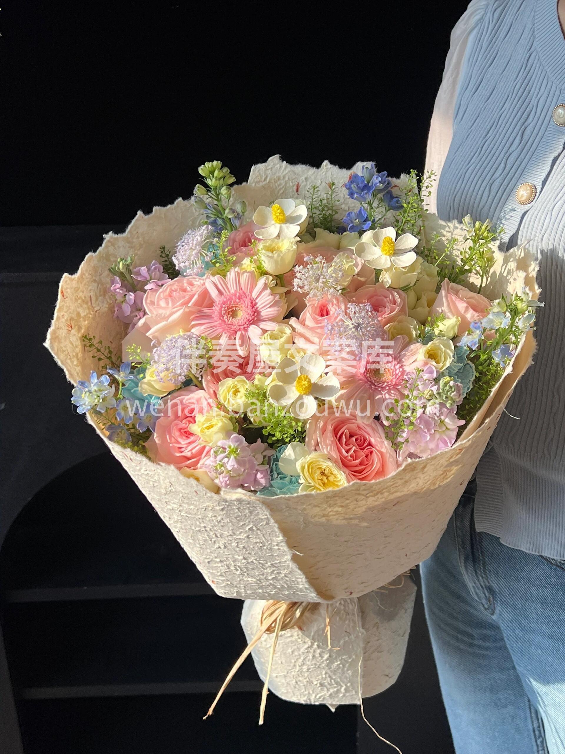 圆形自然风混搭花束🌷 🌼丰富的花材🌿像花园里四季轮转的鲜活🌻 配图1