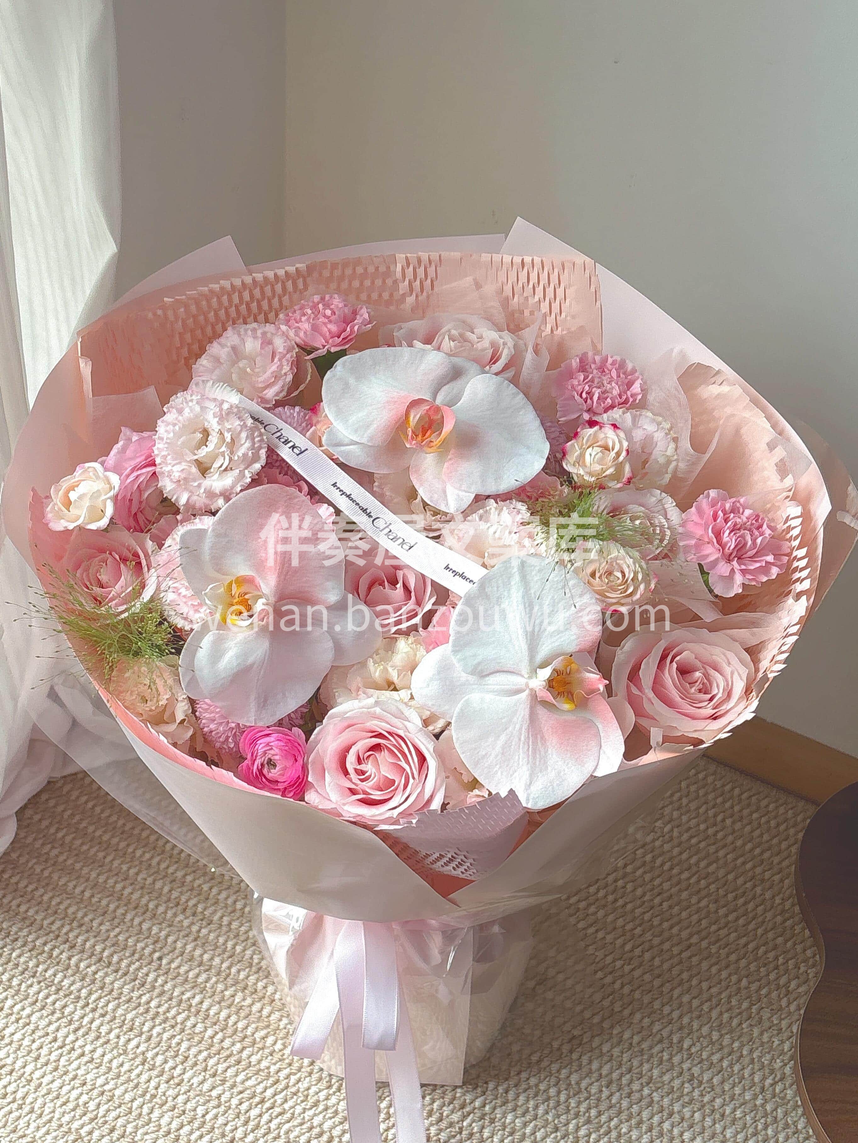 一束温柔的粉色花束☁️ 没有浓艳的锋芒🌷 🌸只有细腻的暖意🫧 配图1