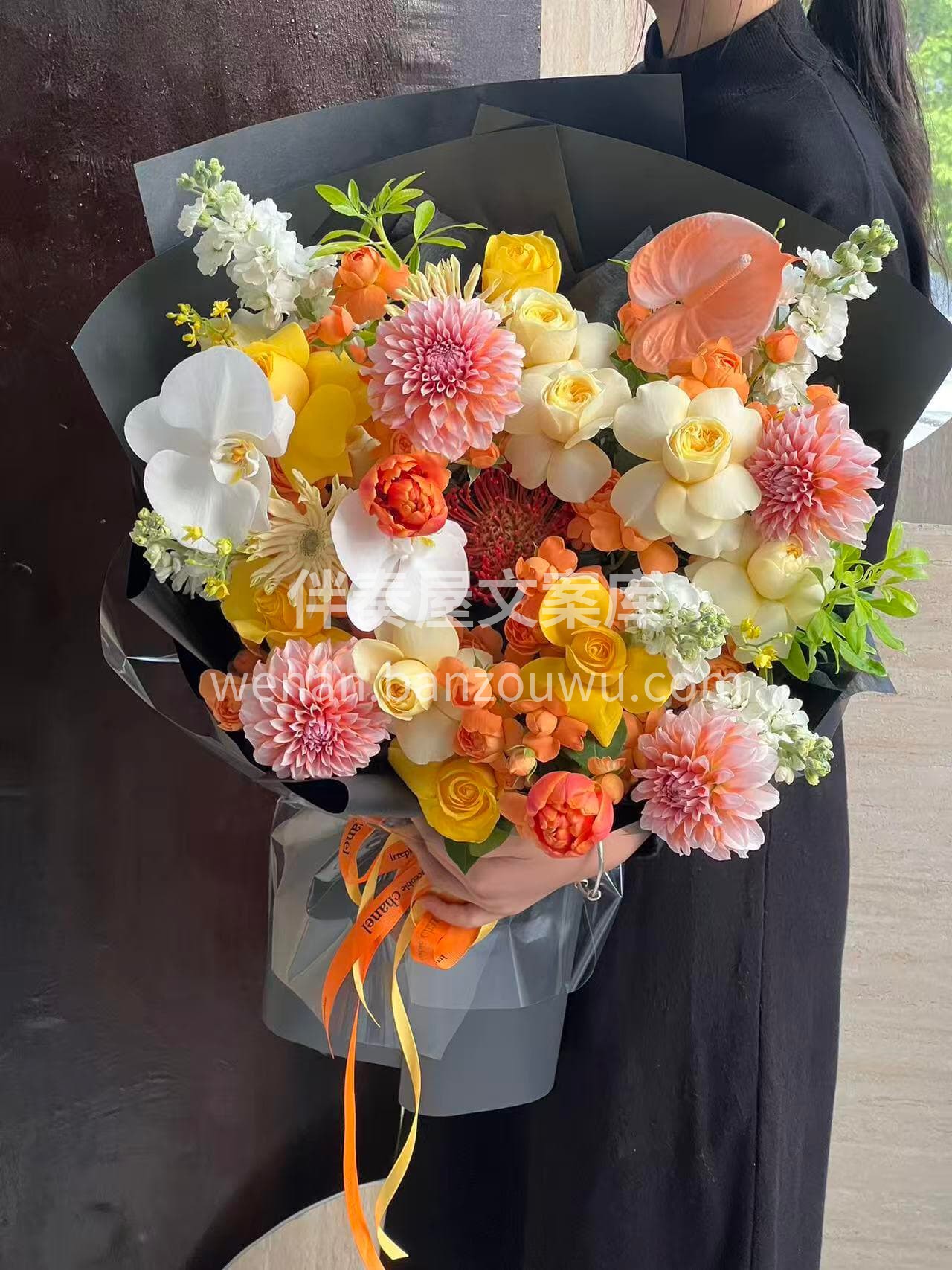 冬日暖阳混搭花束🙃 寒色漫过枝头🍂暖花撞入眼眸 这一束热烈🧡 配图1