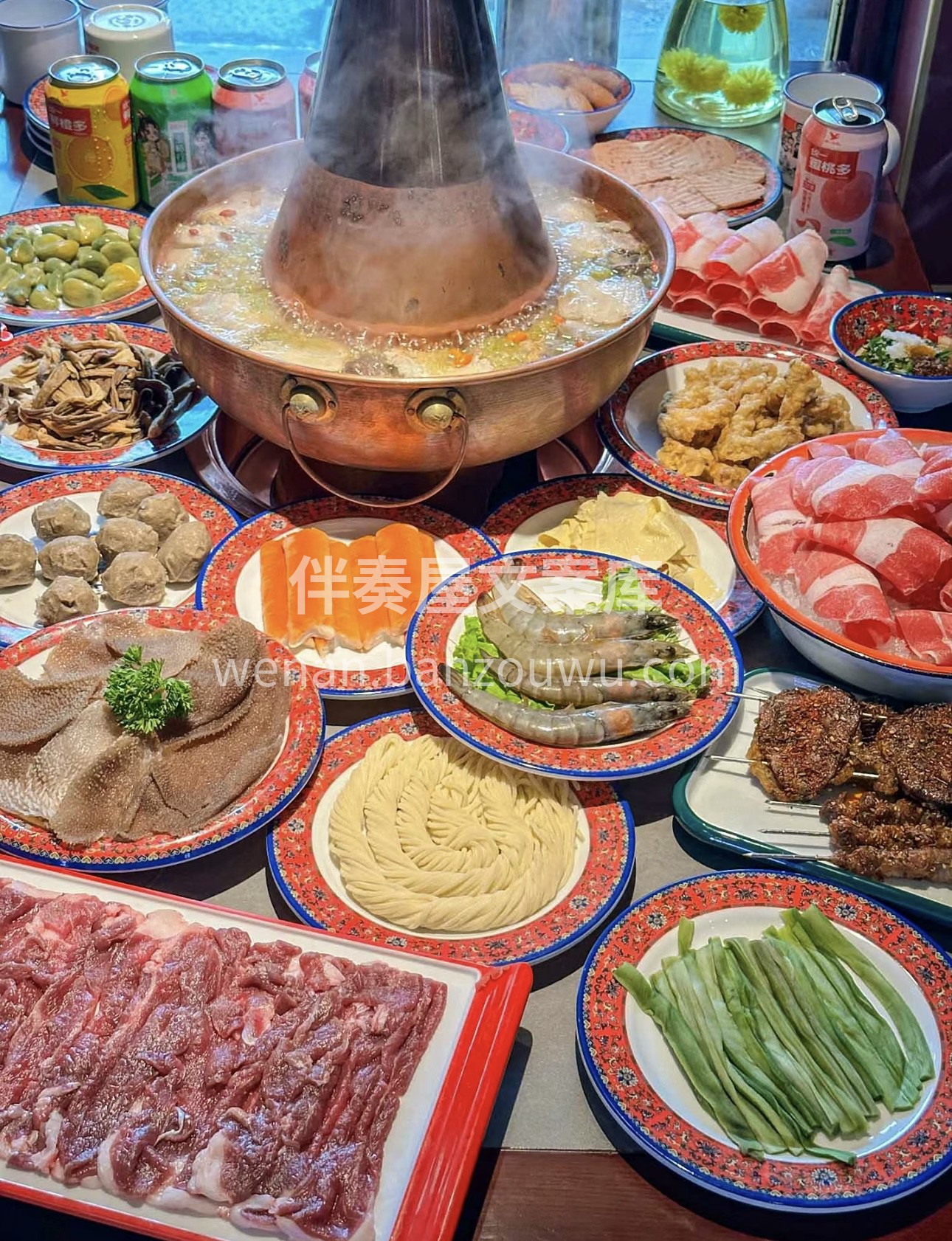 铜锅清汤，炭火温香。鲜嫩羊肉，薄如纸张。 配图2
