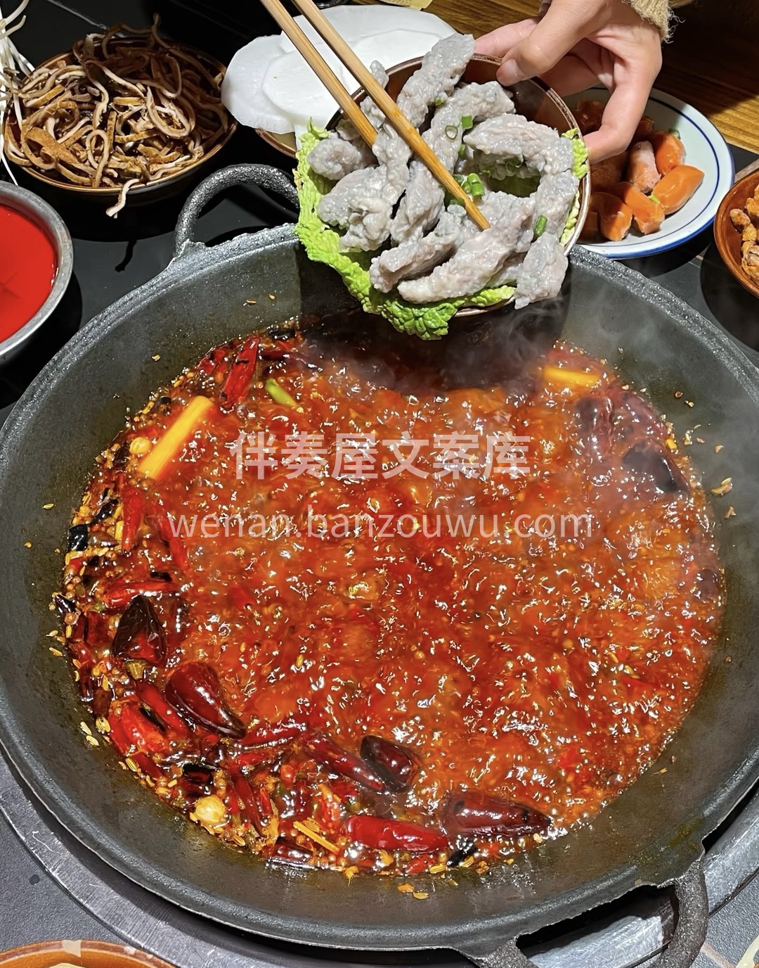 四川的火锅远近闻名锅底热气腾腾，锅中食材 配图3