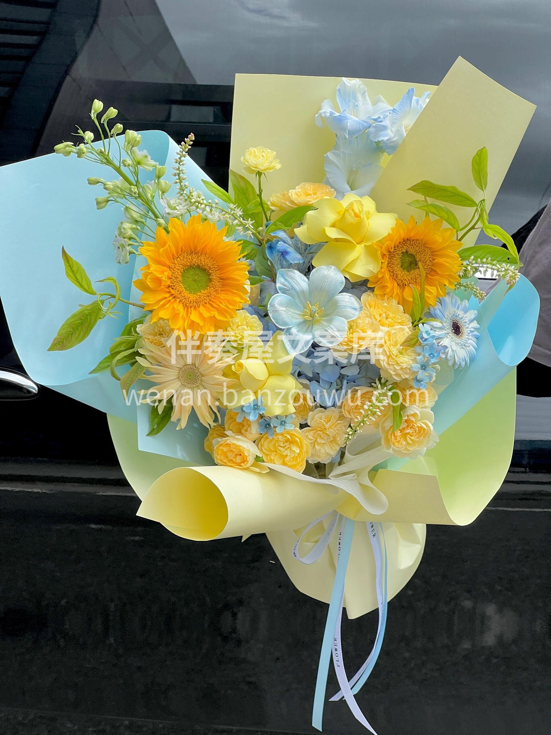 蓝黄撞色系花束💐 向日葵的明媚驱散阴霾💛 蓝色花的温柔抚慰心 配图3
