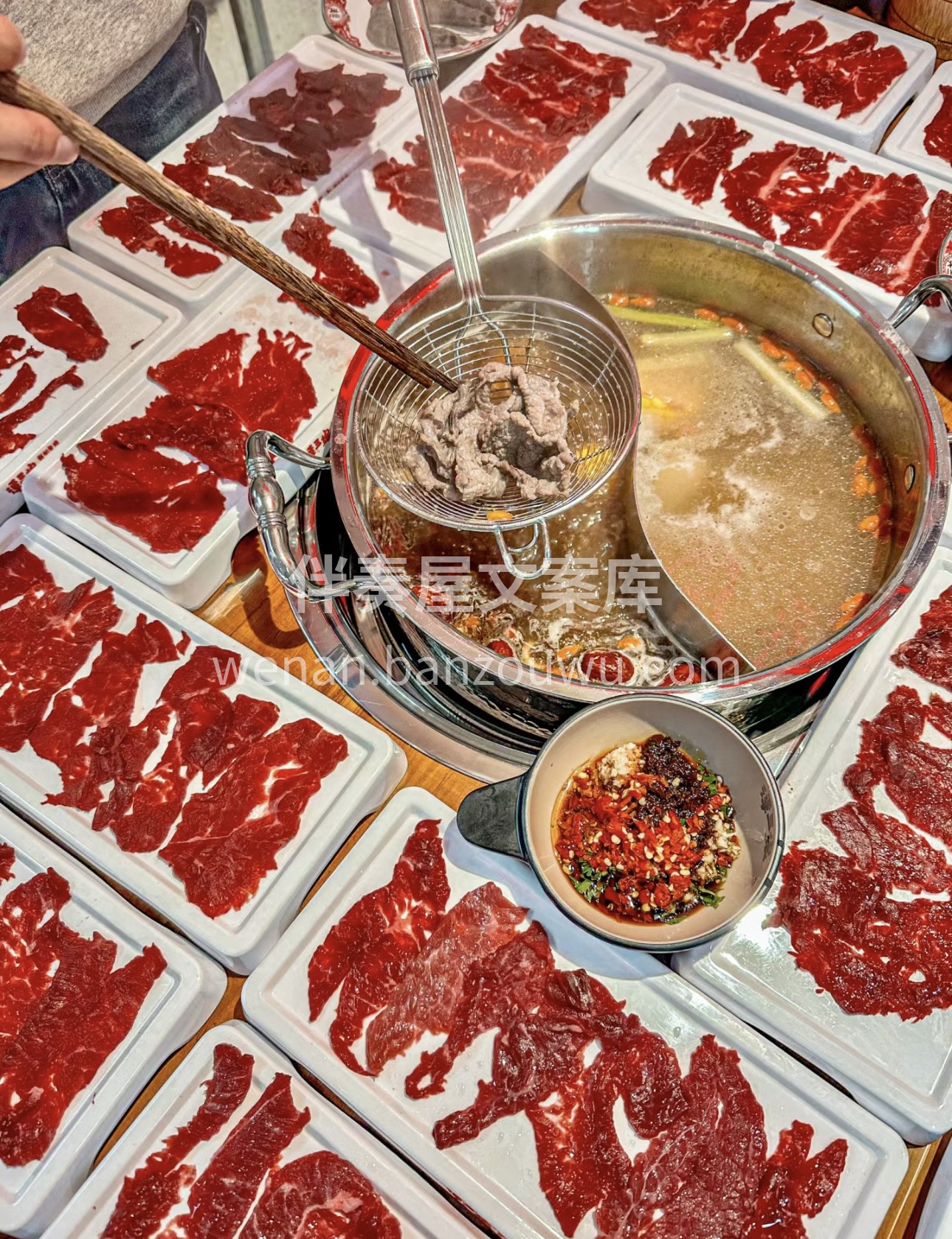 薄如蝉翼的牛肉片，在翻滚的热汤中轻轻一涮 配图2