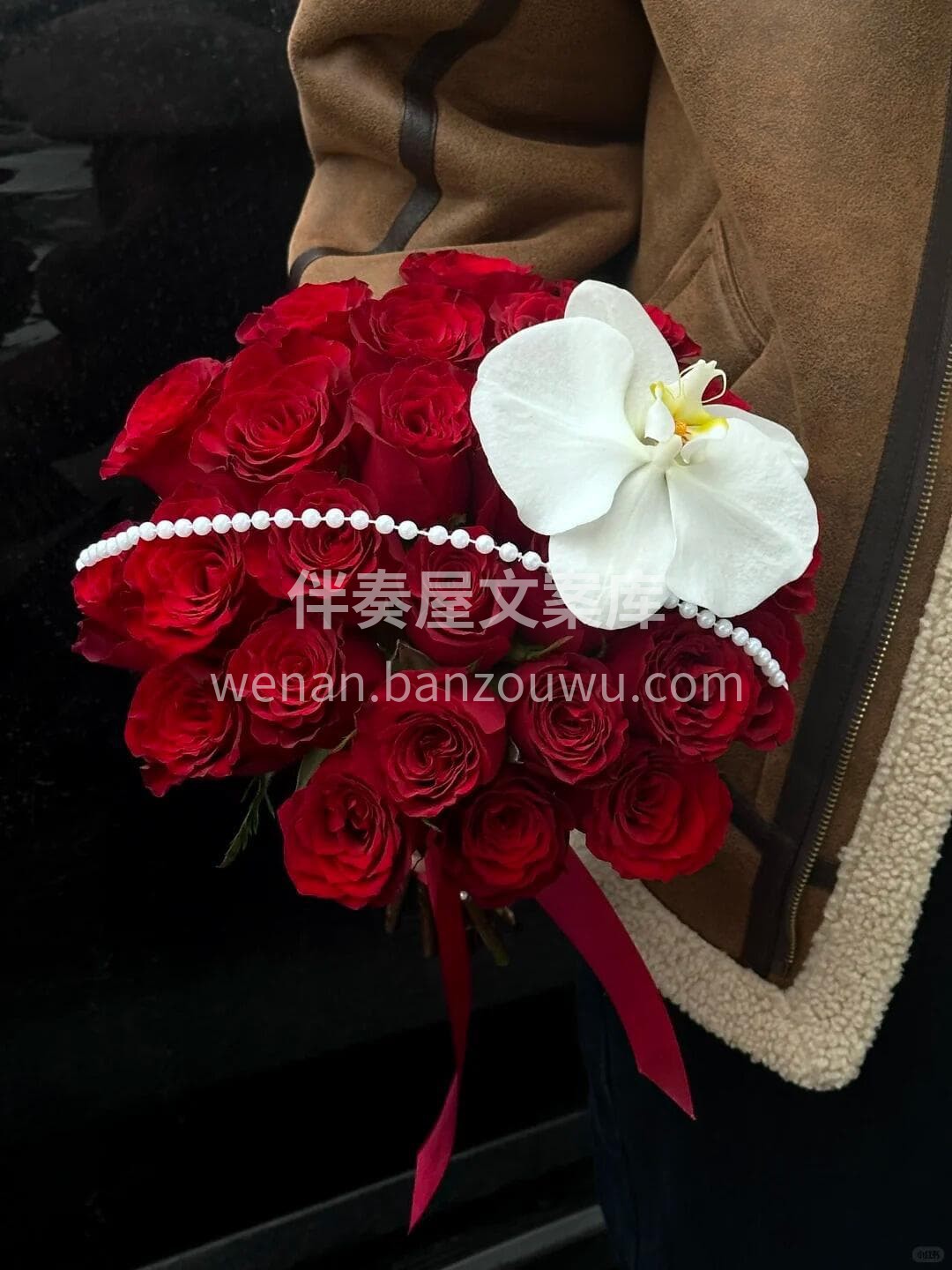 经典圆形红色系手捧花🎀 捧起的是花❤️更是一生圆满的期许❤️ 配图2