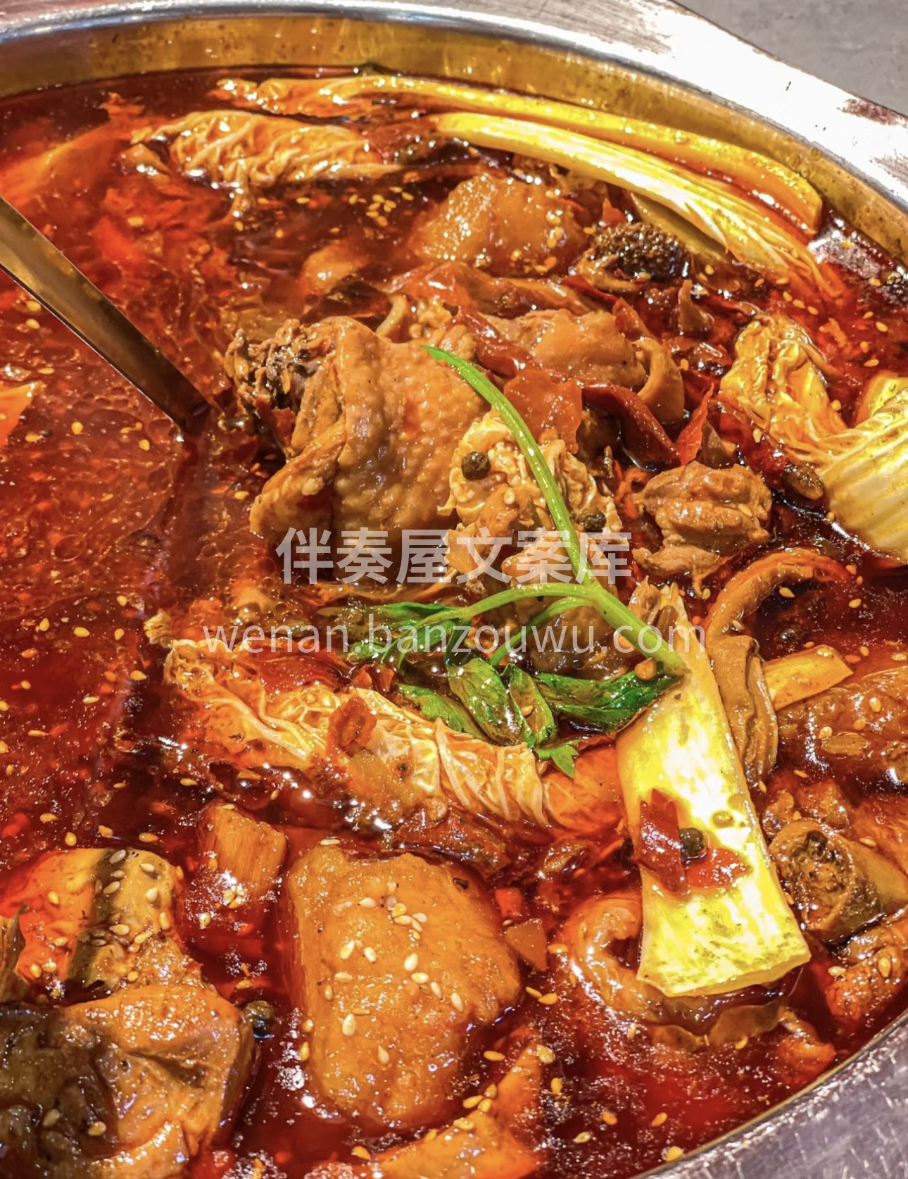 🐔鸡肉鲜嫩多汁，在香辣的锅底中翻滚🥘，每 配图1