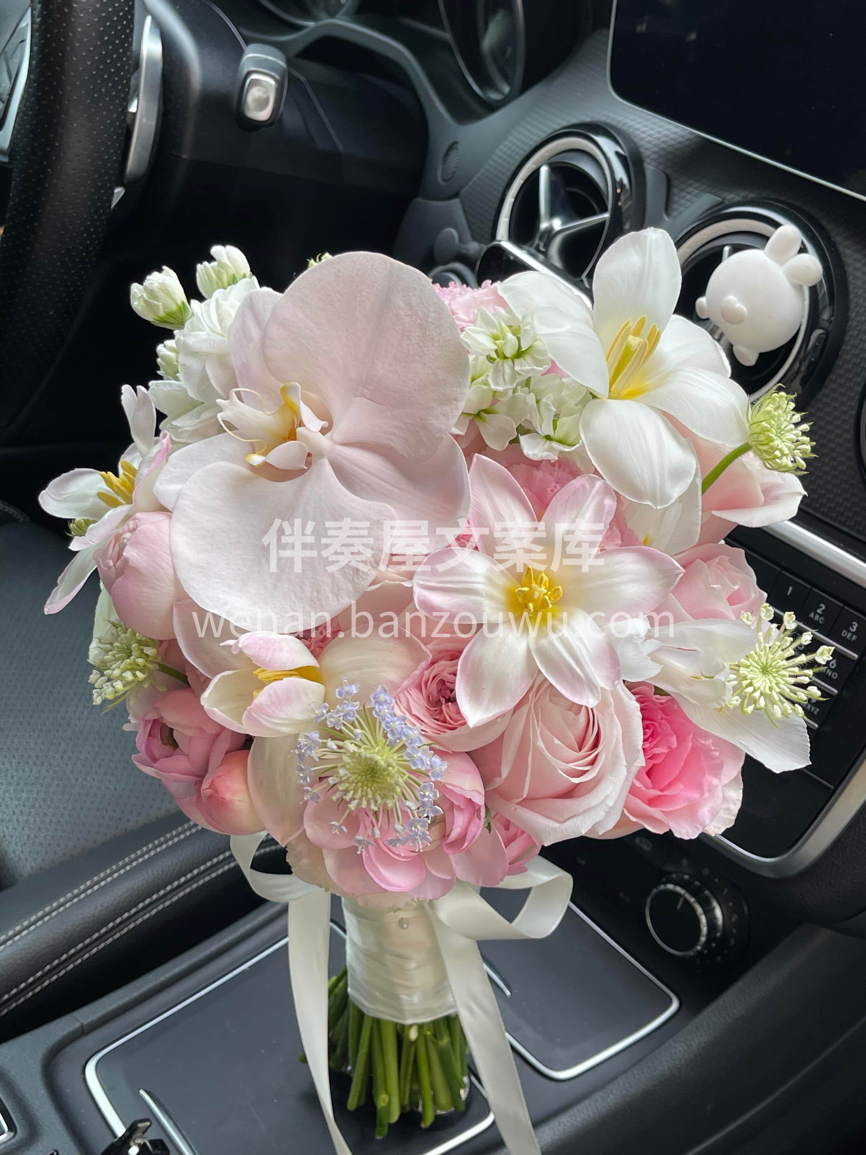 粉白手捧见证承诺🌸花瓣的温柔恰似初见的心动🎀 愿新人从牵手到 配图1