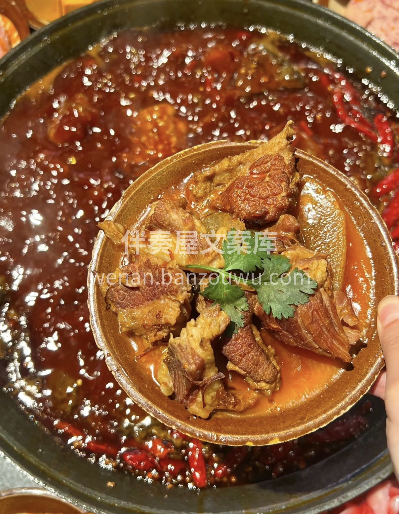 “巴渝风情，麻辣鲜香，重庆火锅以其独特的 配图3