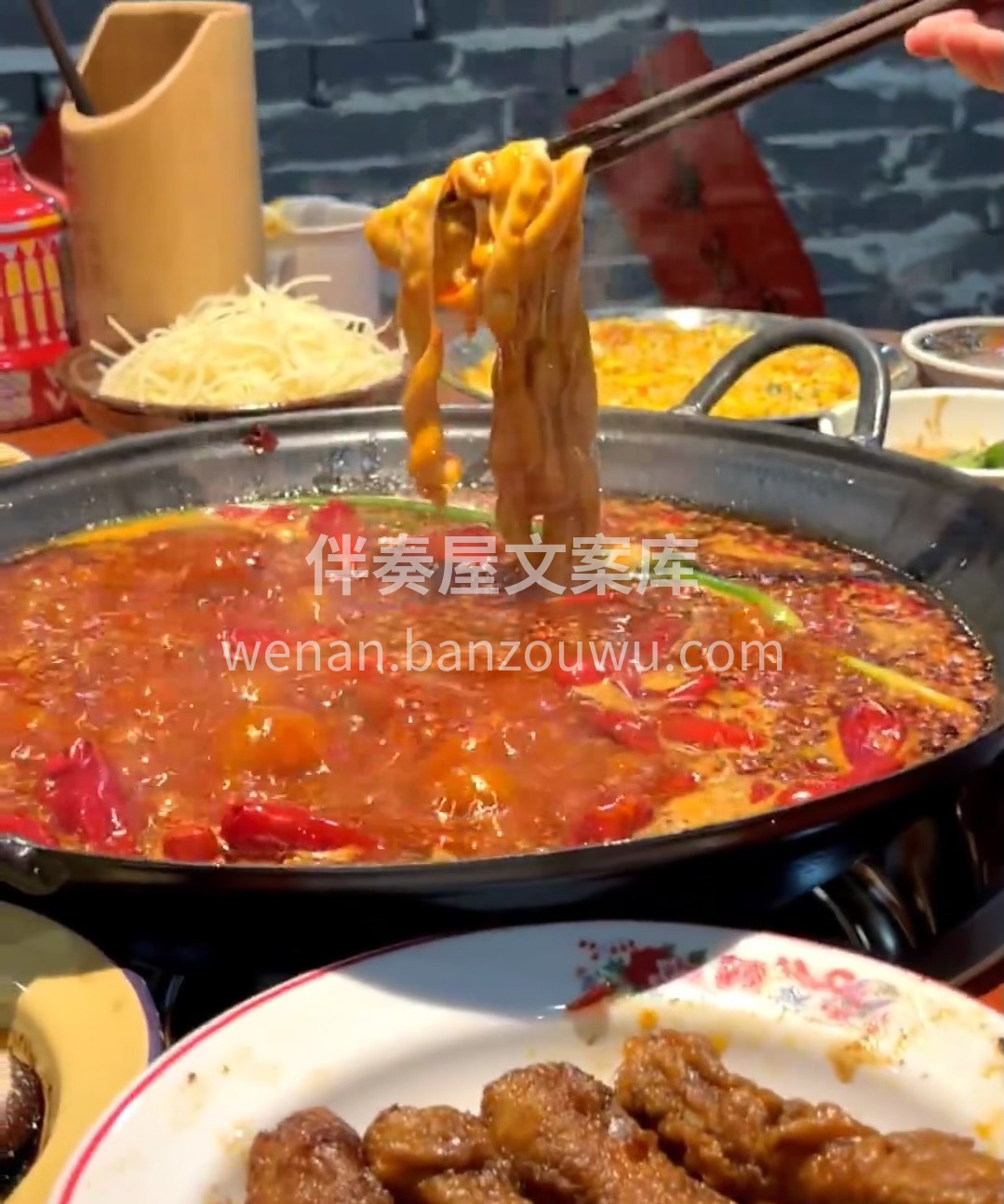 麻辣鲜香，火锅天堂。精选食材，秘制汤底。 配图2