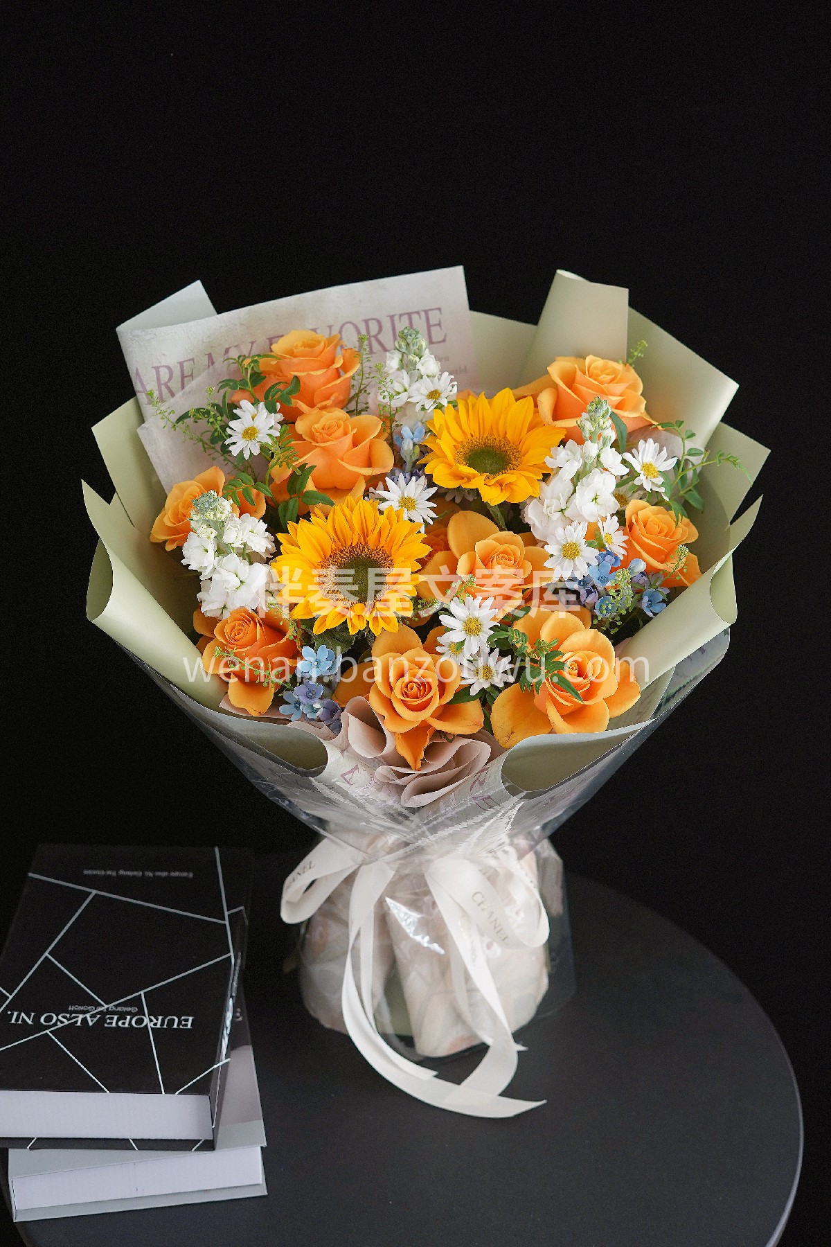 辉煌玫瑰混搭花束💐 颜色为复古橙带金✨ 花瓣带点红 整体看起 配图2