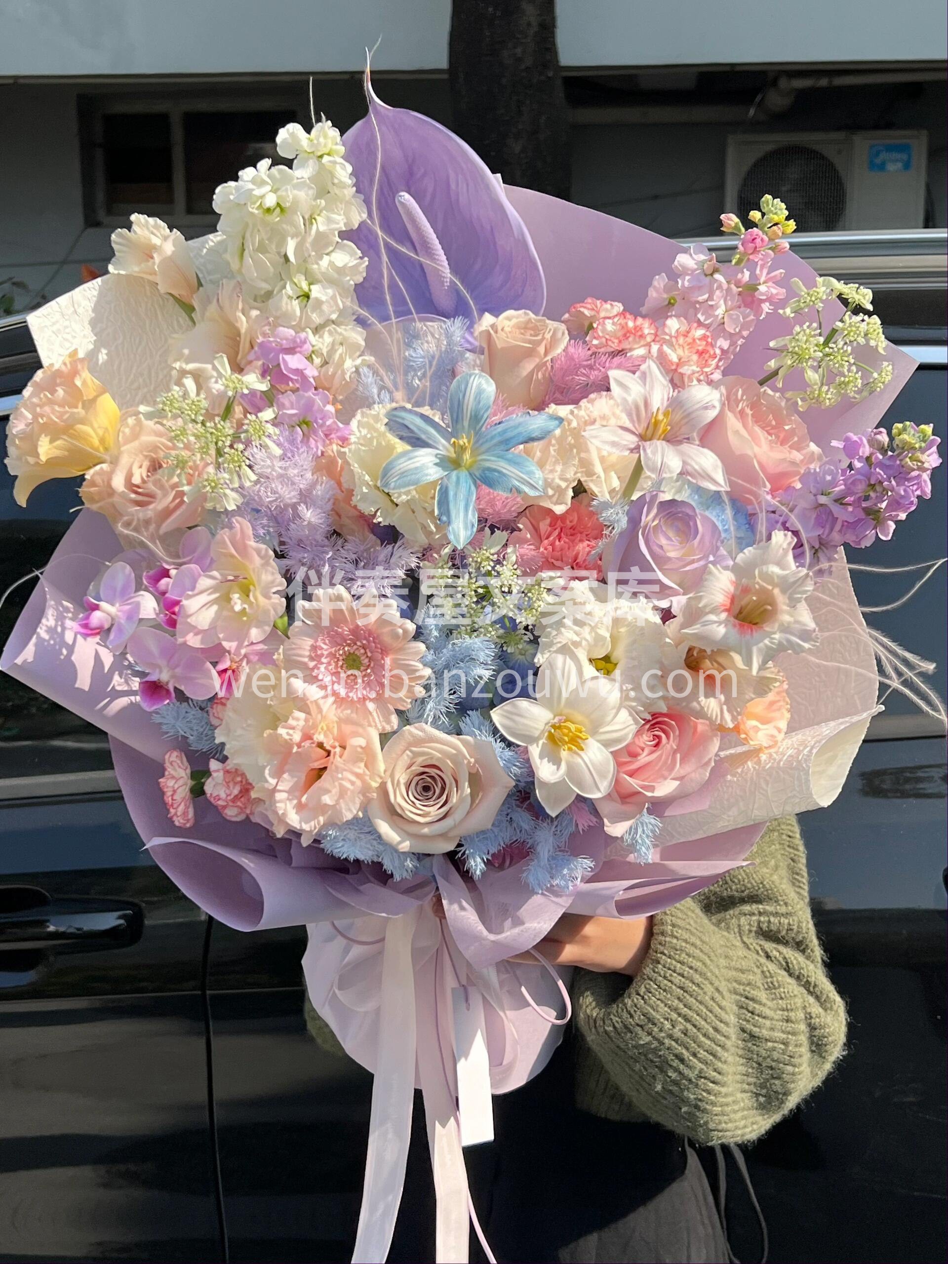 情人节爆款混搭花束 🌸玫瑰藏在前风里 你从前风中走来🍃 看到 配图2