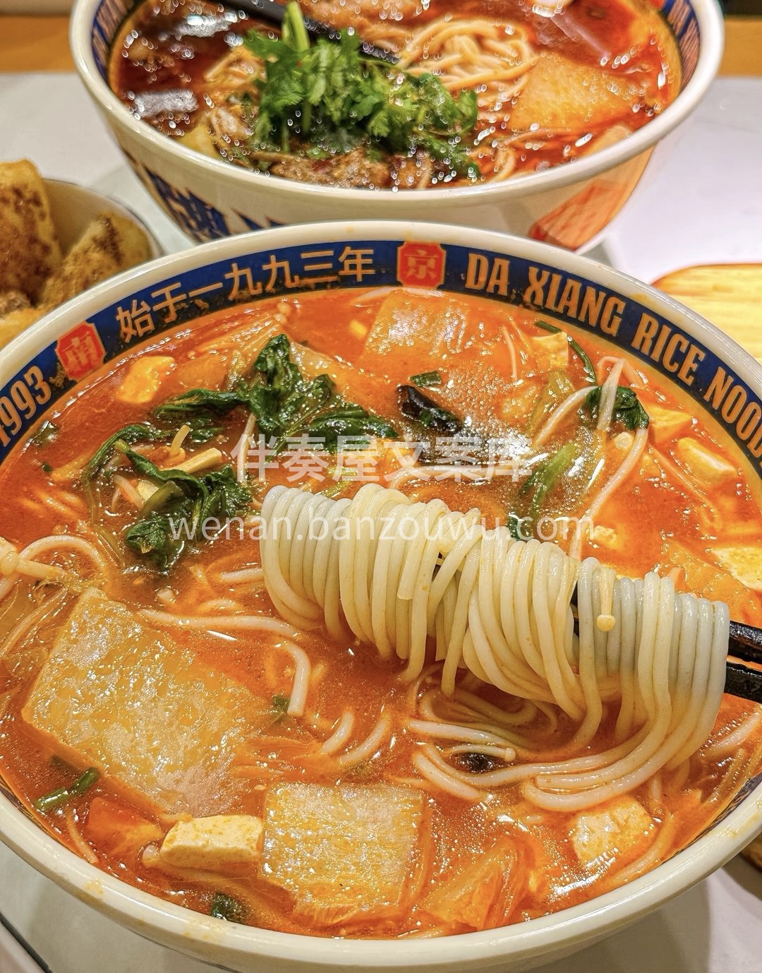 快来品尝我们的招牌米线！细腻米线在美味汤 配图2