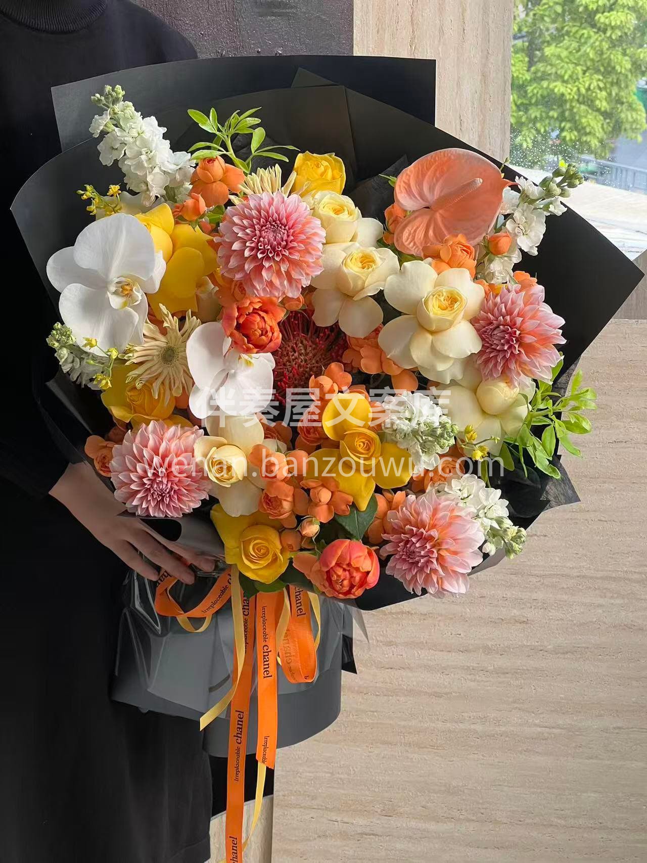冬日暖阳混搭花束🙃 寒色漫过枝头🍂暖花撞入眼眸 这一束热烈🧡 配图2