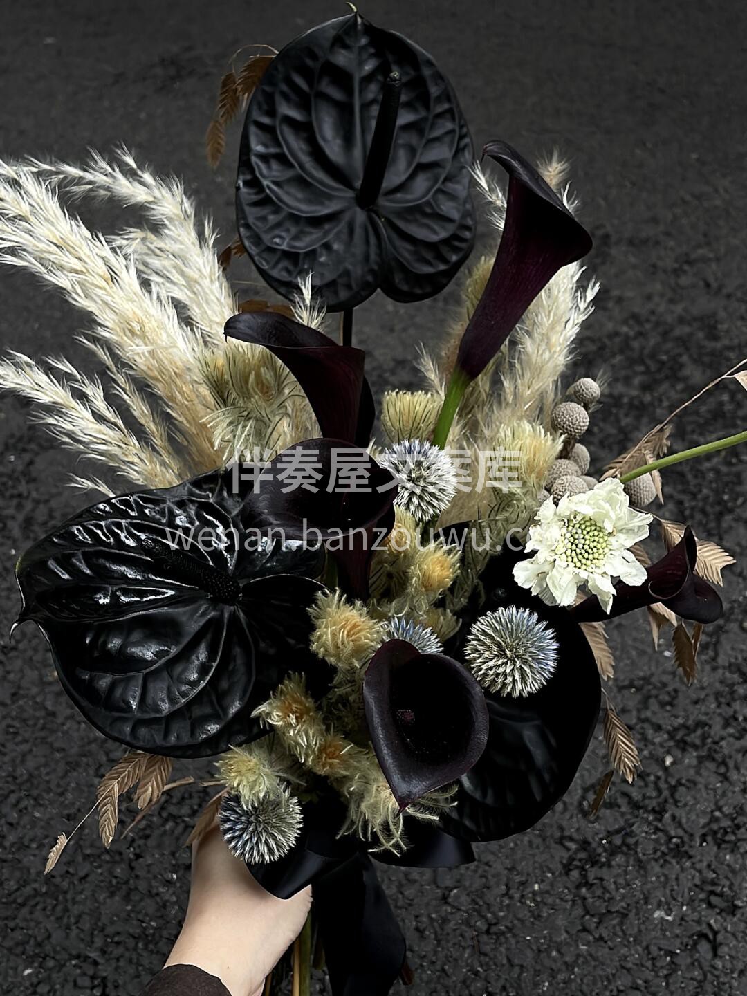 独特的暗黑系🖤手捧花 像极了那个独一无二 配图1