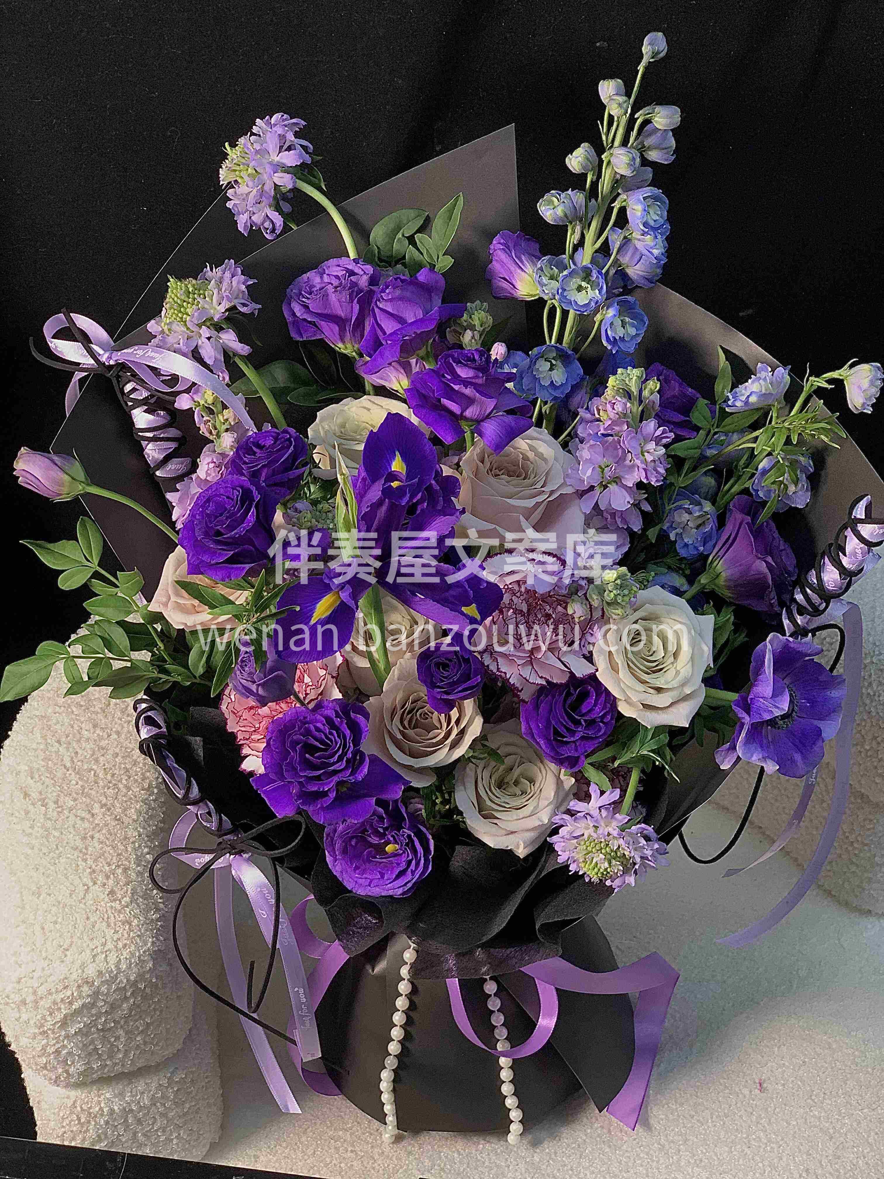 🖤💜当黑与紫在花束中相遇 仿佛开启了一场神秘的魔法之旅✨ # 配图1