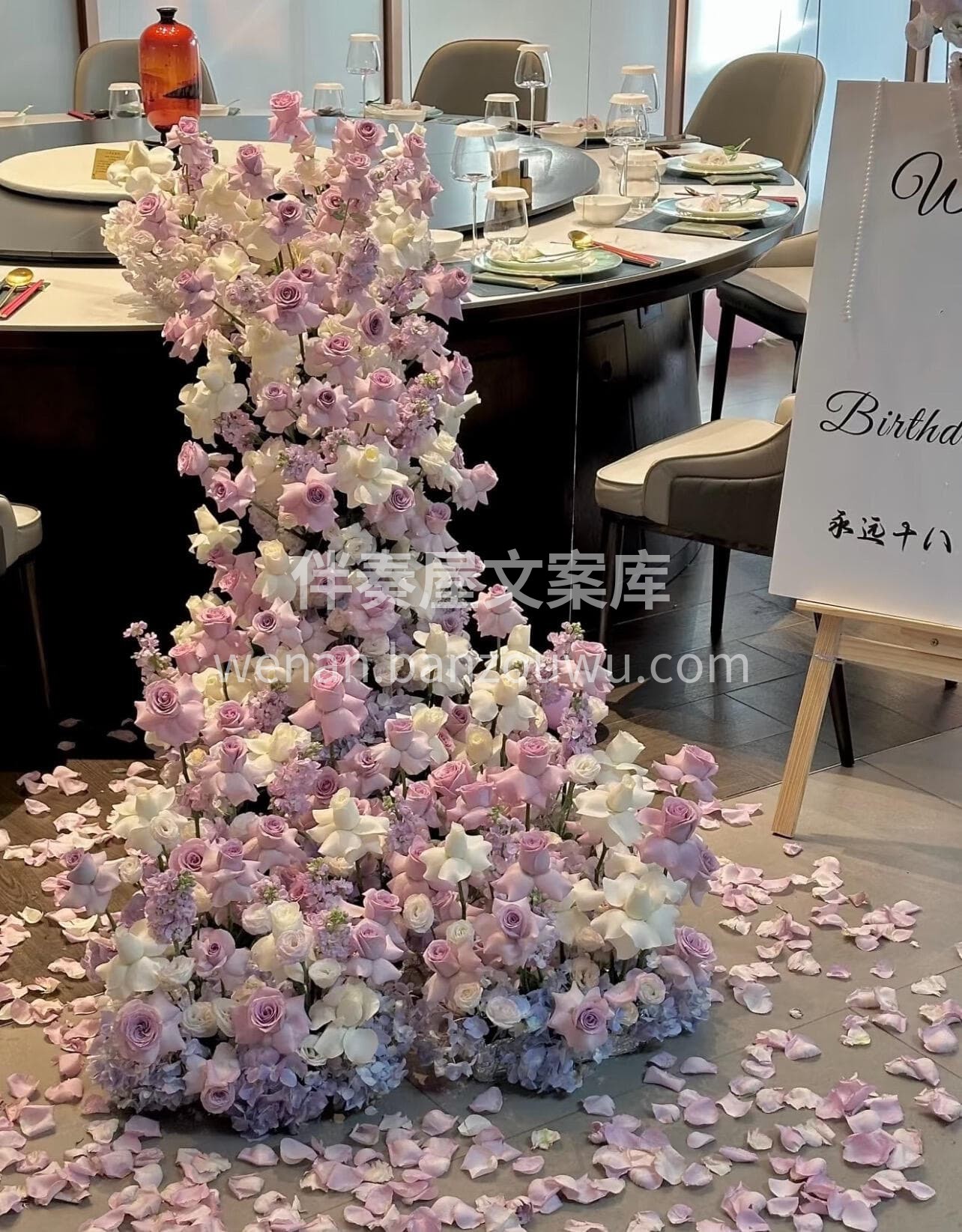白紫花艺漫过餐桌🫧烛光摇曳间💜 月光般的白衬着紫雾的柔🌸连空 配图3