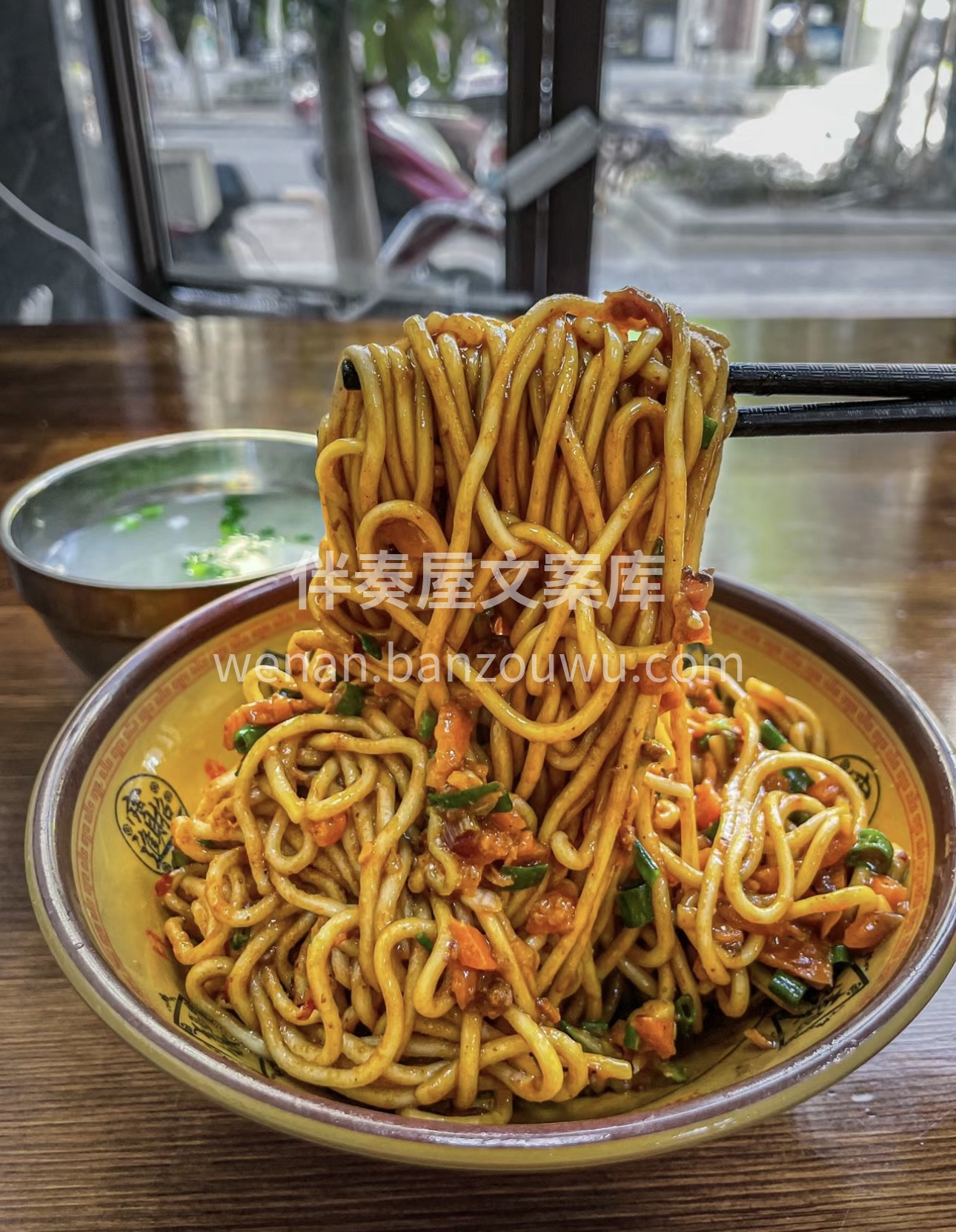 热干面，碱面条拌上香浓芝麻酱，辅以各种配 配图3