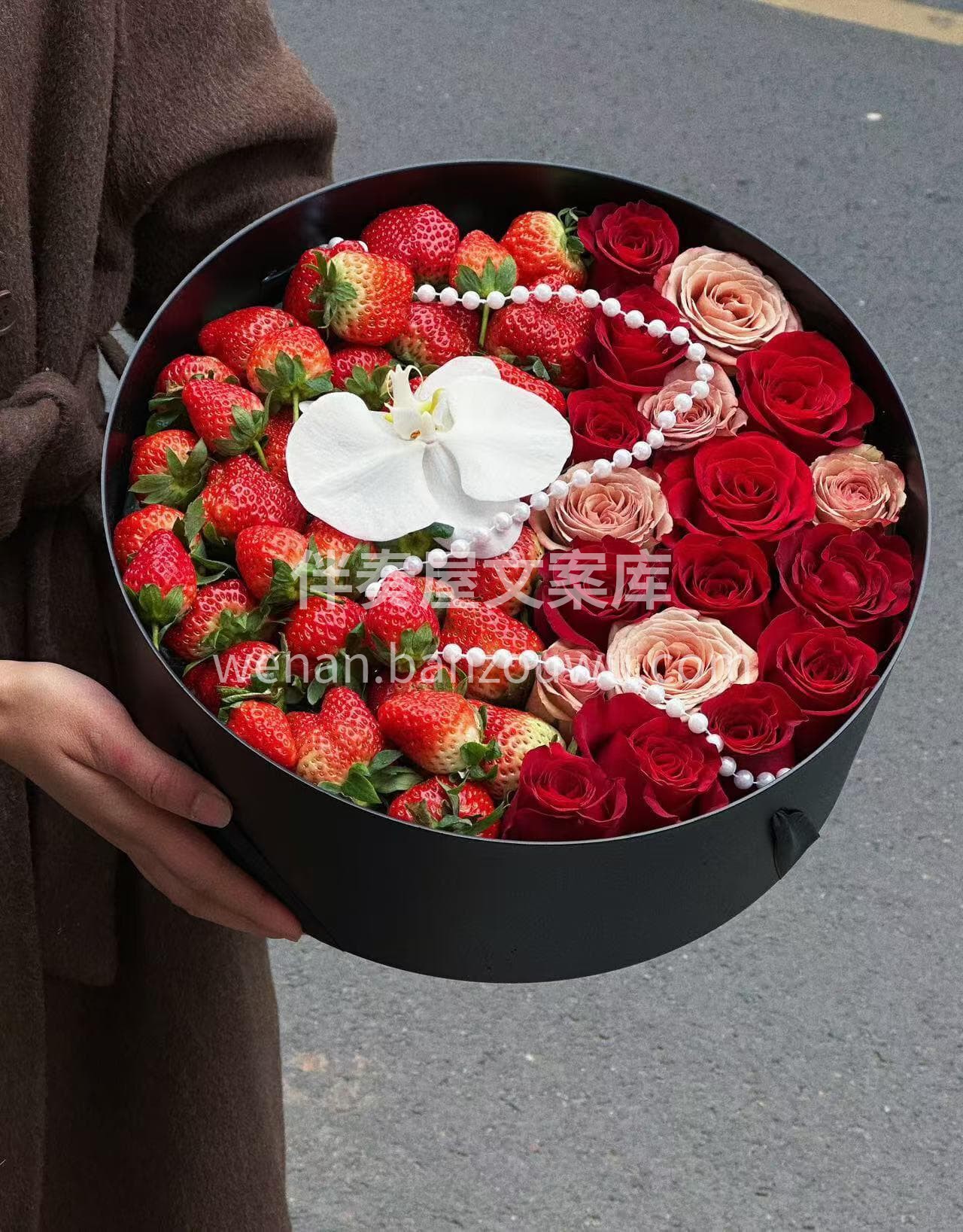 跨年暖心草莓花盒💖 把冬日的甜草莓🍓藏进鲜花簇拥的礼盒💝 这 配图2