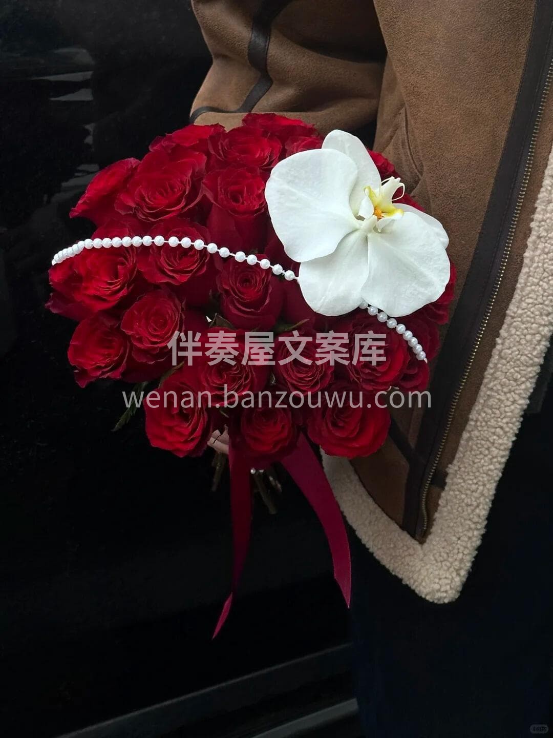 经典圆形红色系手捧花🎀 捧起的是花❤️更是一生圆满的期许❤️ 配图1