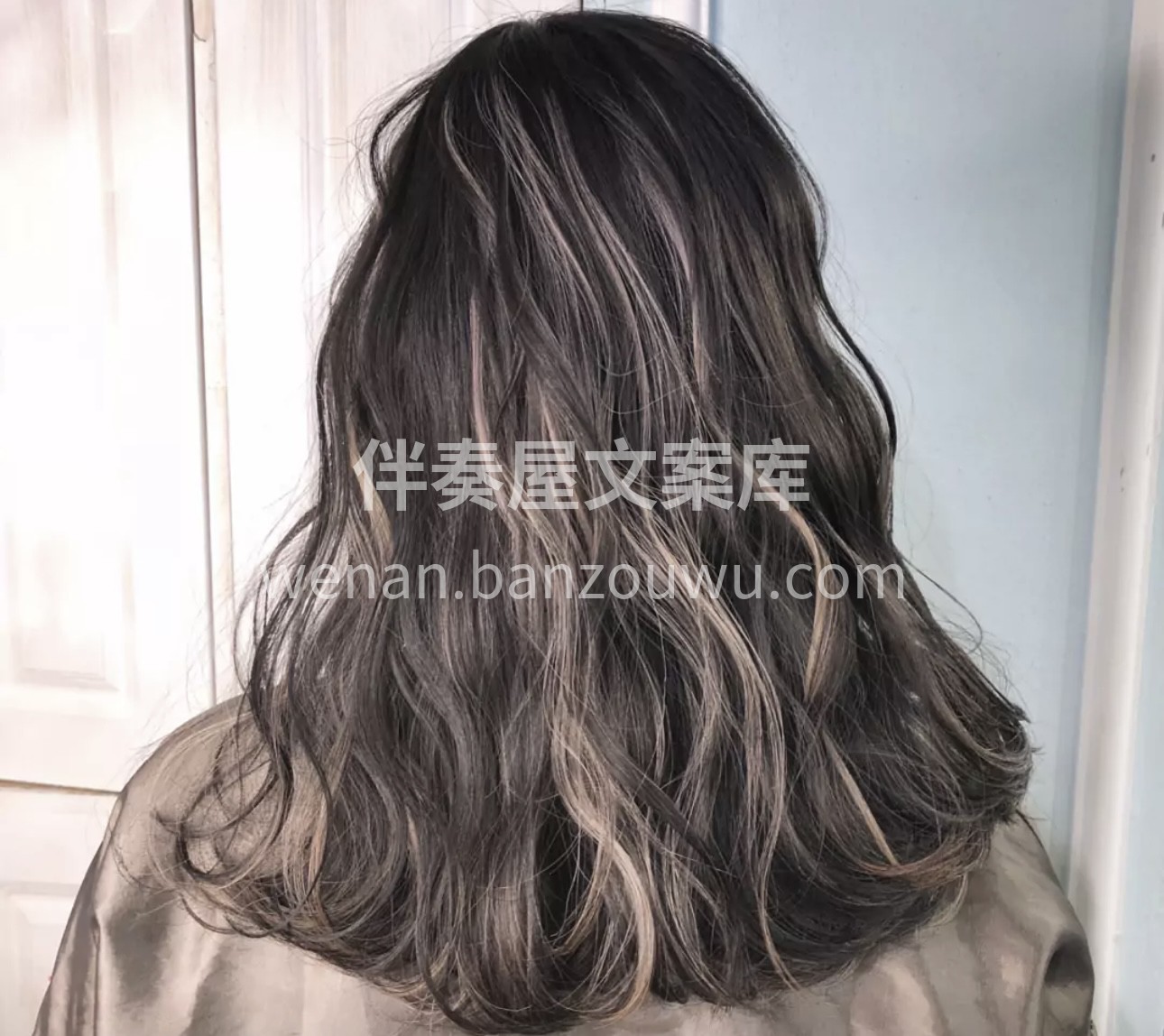 剪个发型 烫个卷发 染个颜色 成年人的情 配图1