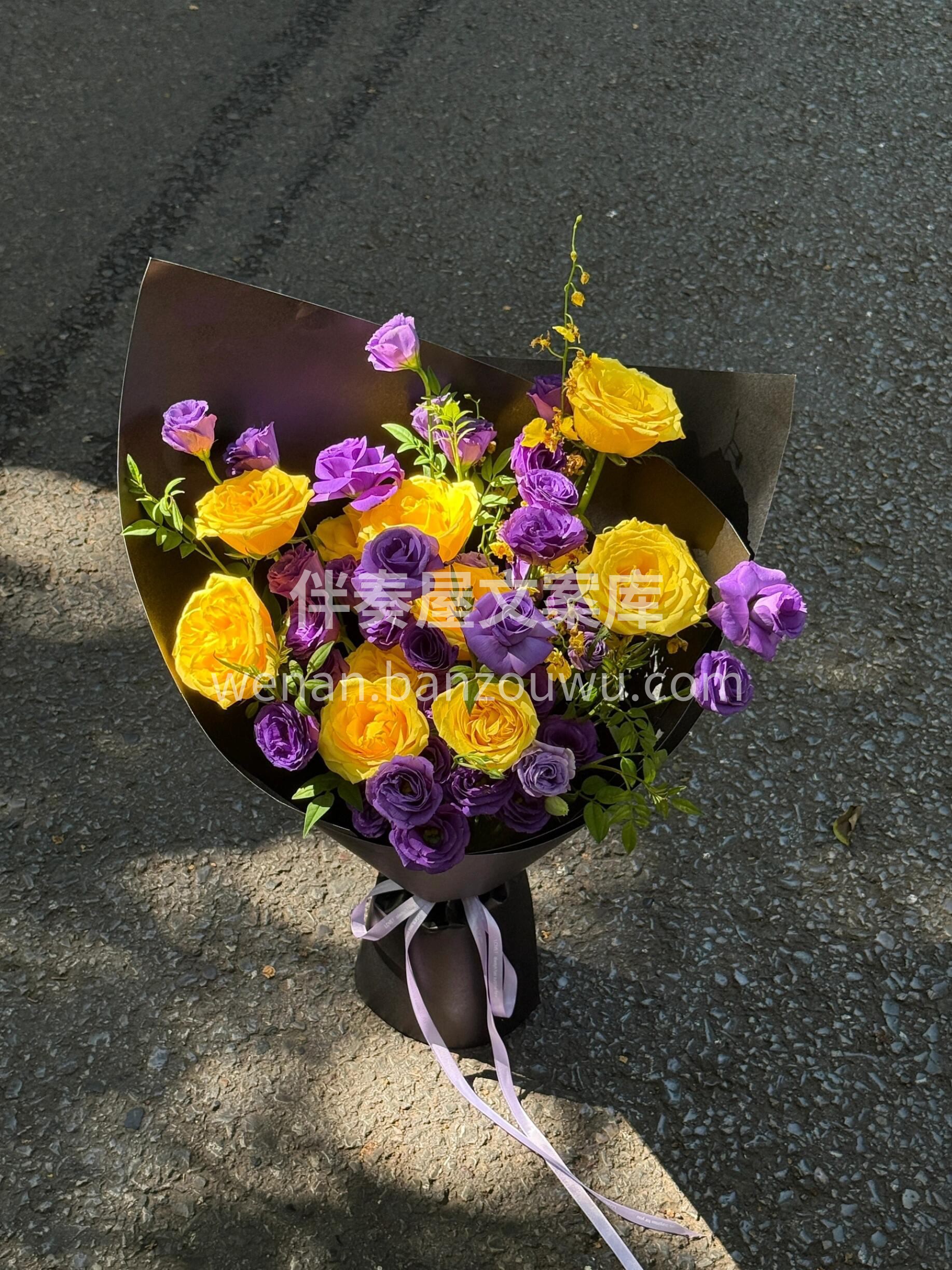 黄紫色撞色系花束🌼 紫色神秘高贵💜黄色明亮活泼💛 让人眼前一 配图1