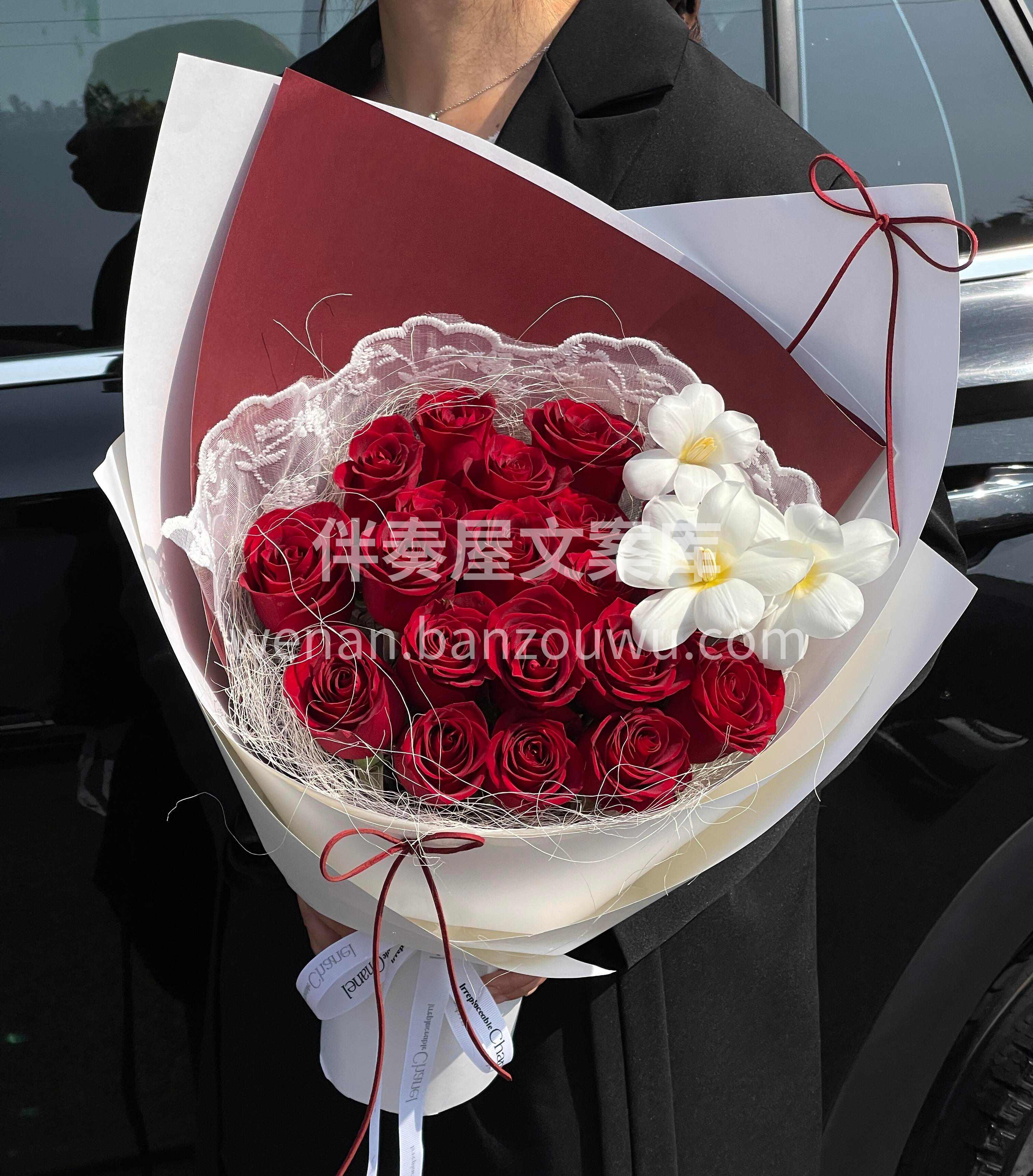 蕾丝包裹的温柔 🌹红玫瑰盛放的热烈 每一 配图1
