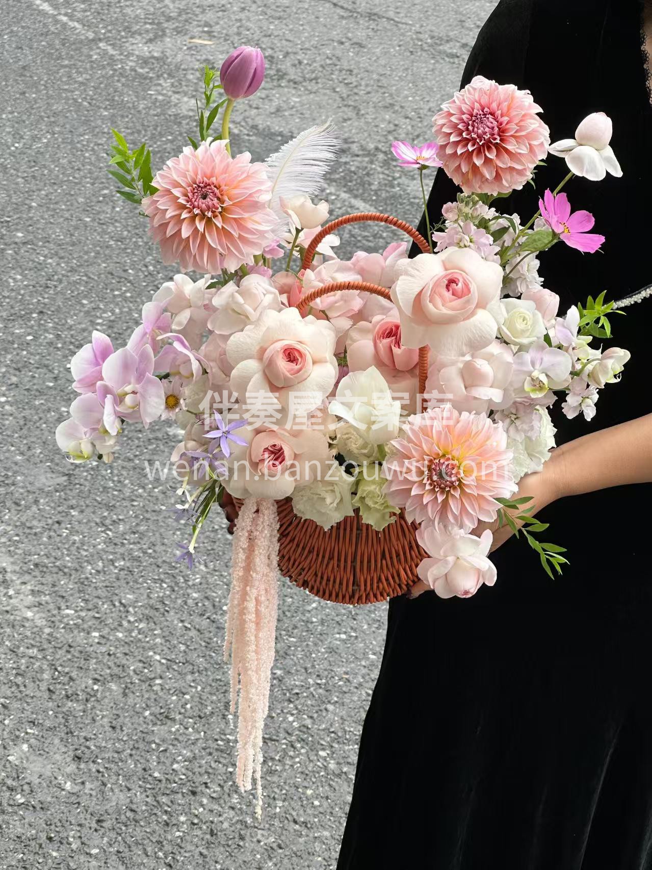粉色手提花篮是会移动的梦幻花园🌷 手提篮盛满粉色大丽花🎀 张 配图2