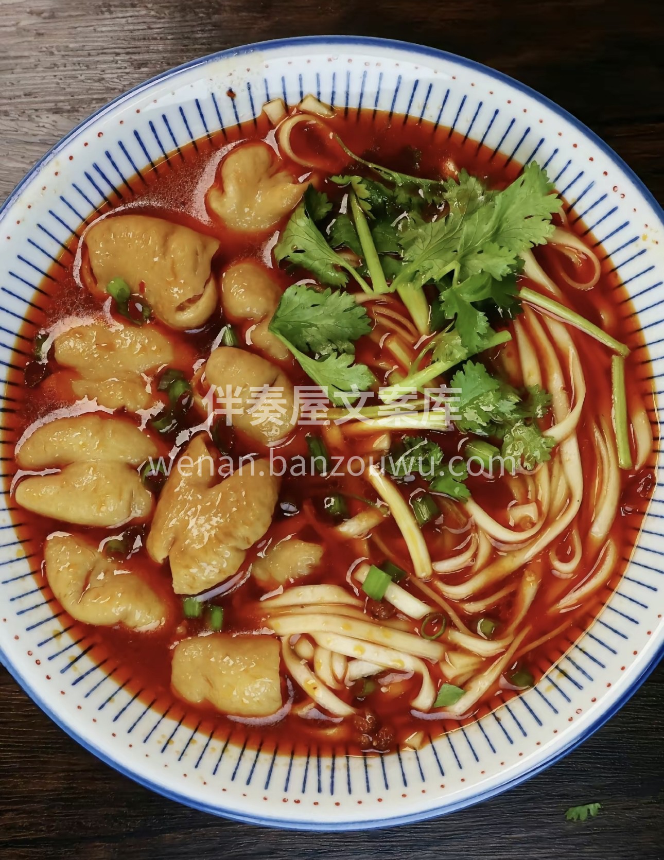 肥肠面的肥肠通常是经过精心处理和烹制的， 配图1