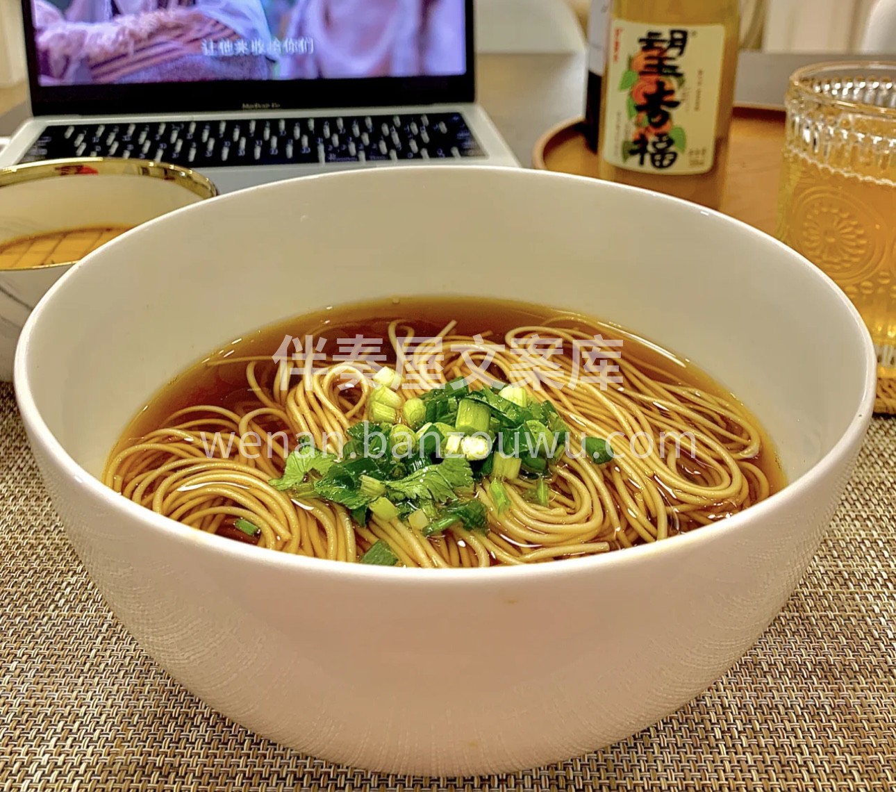 一碗阳春面，清汤寡水却有着独特韵味。那细 配图3