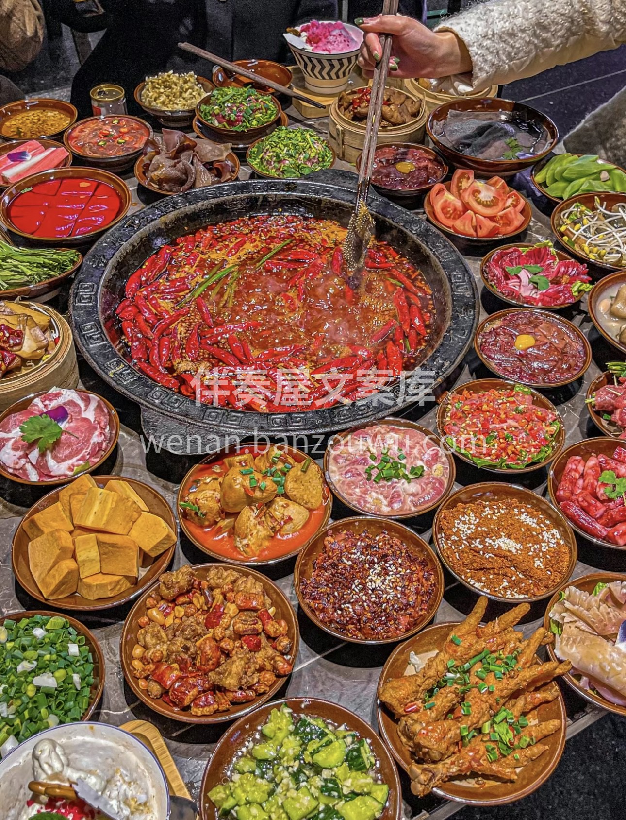 火锅店内热气腾腾，食材在锅中跳跃。香辣气 配图1