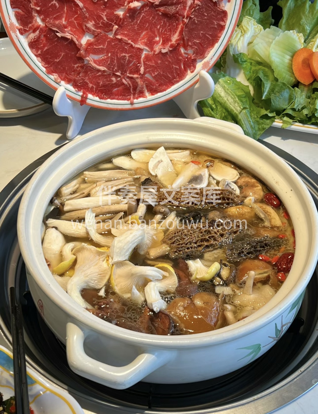 各种各样的鲜美菌子汇聚一锅，在热汤中翻滚 配图2