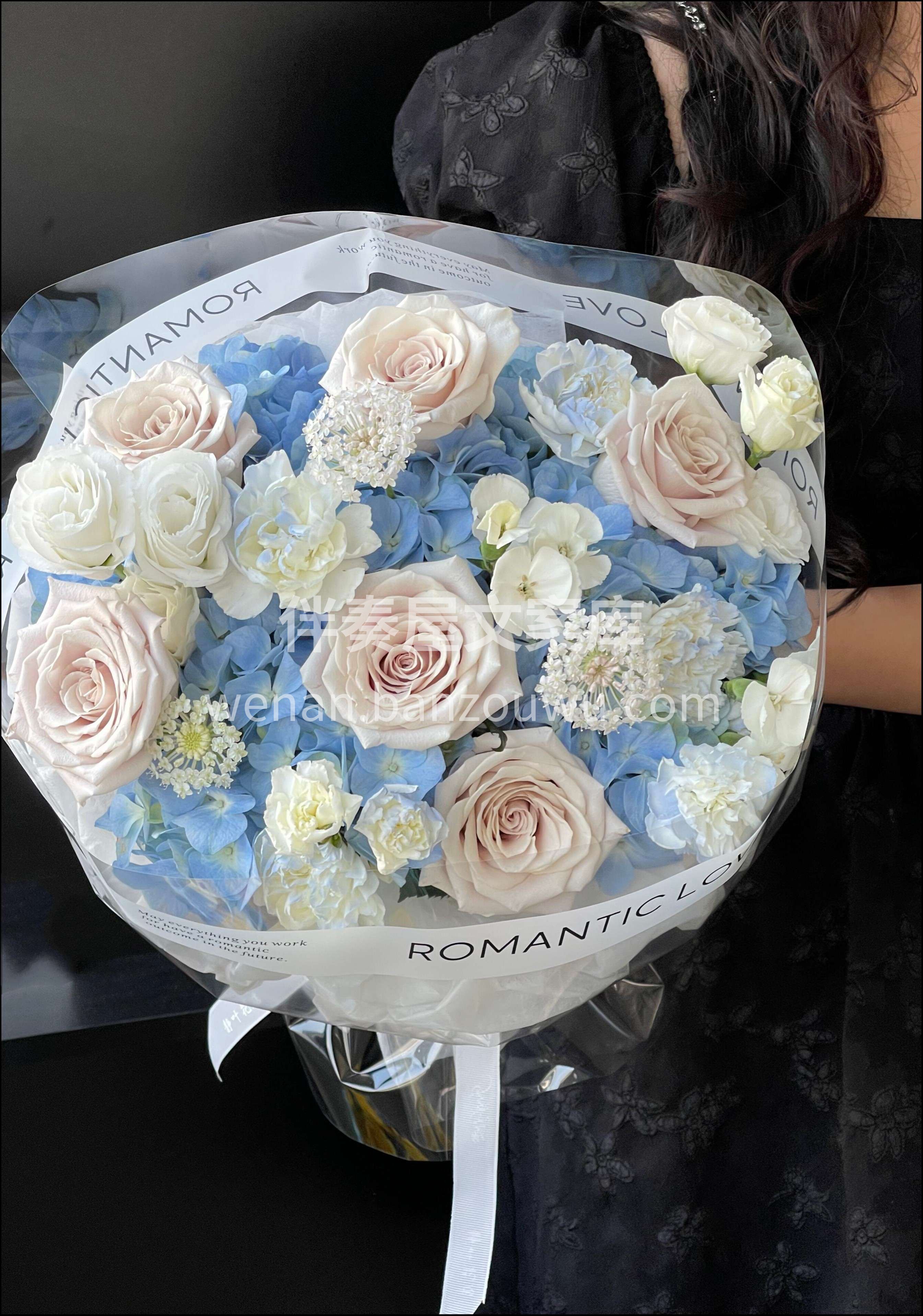 蓝色绣球与曼塔花束🌷 真的绝绝子💙 蓝色绣球的清新淡雅🌿 搭 配图1