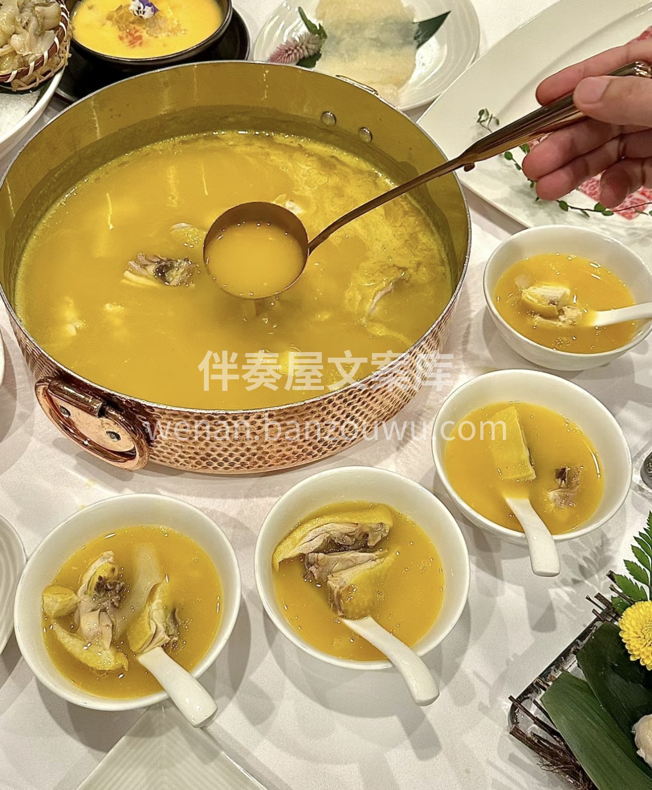 花胶鸡火锅给你一场奢华的味觉之旅。花胶的 配图1