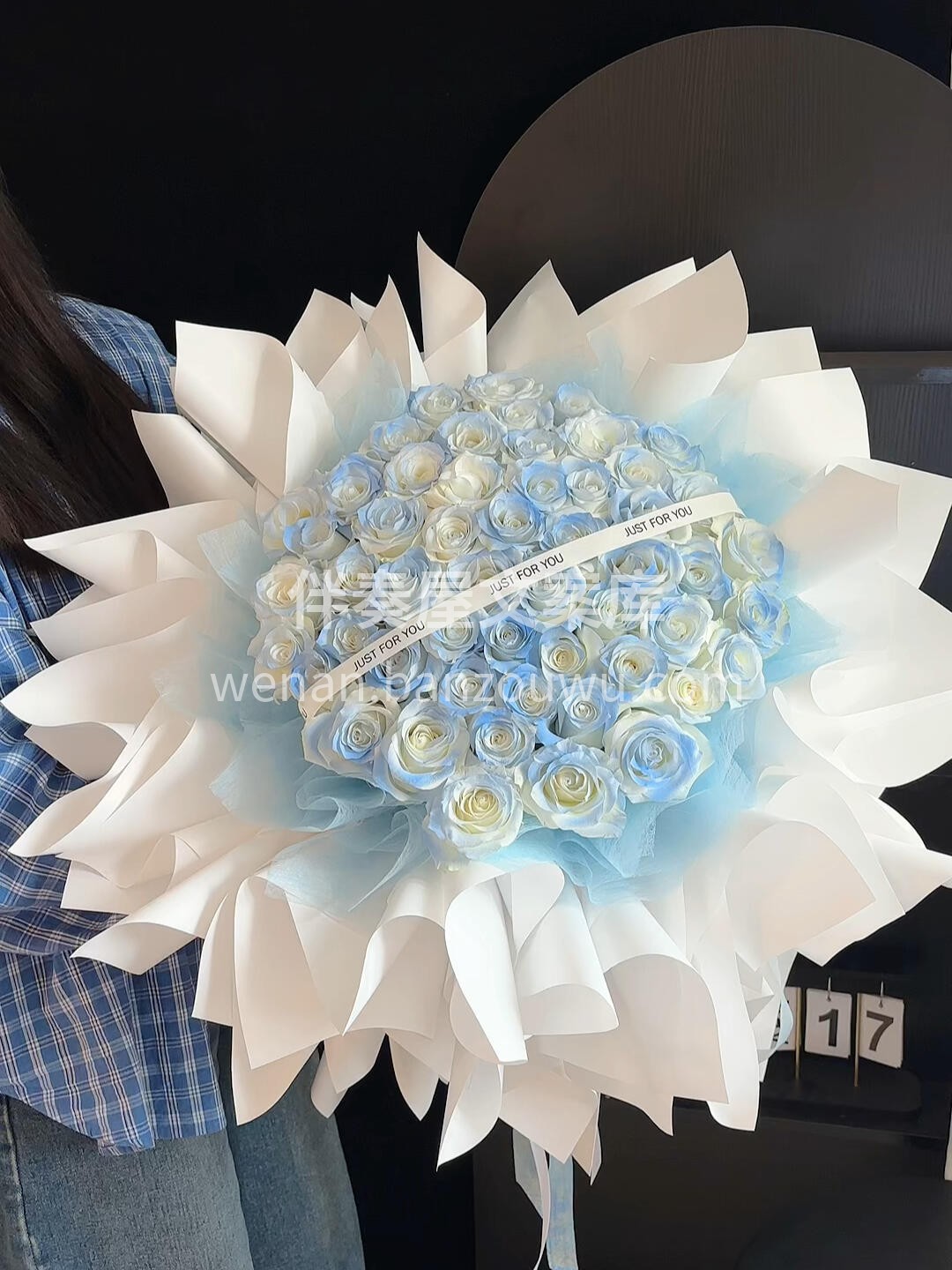 52朵碎冰蓝玫瑰花束💙 藏着我偏爱的那抹蓝🌌 始终最爱这碎冰 配图1
