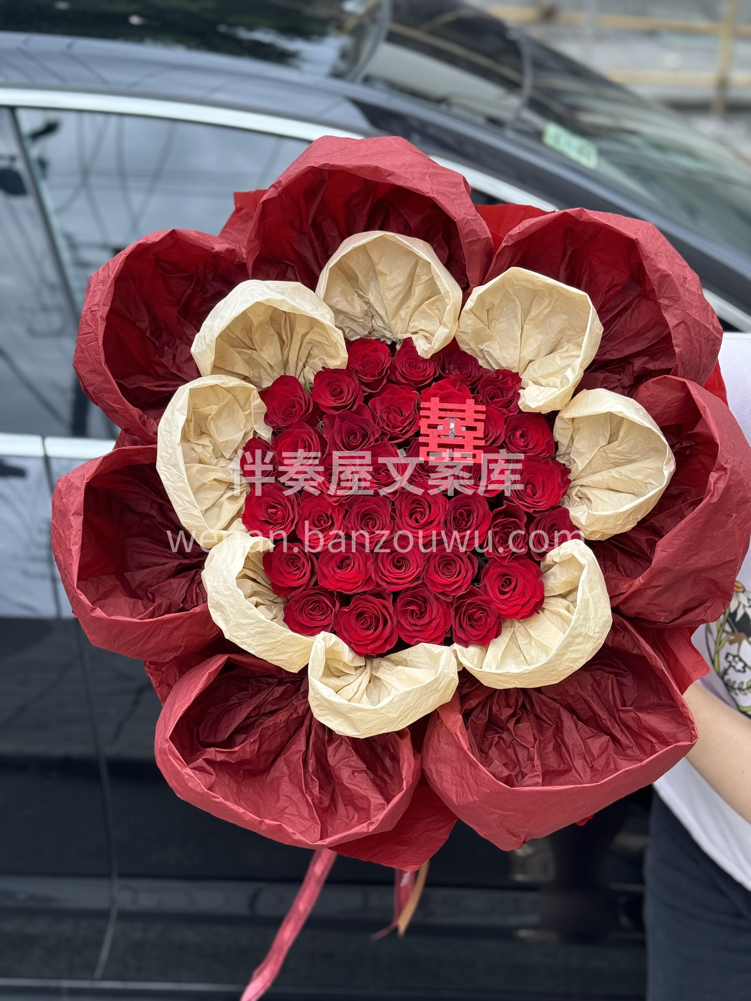 34朵红玫瑰订婚花束🌸 藏着生生世世的约定 从初见的怦然 到 配图2
